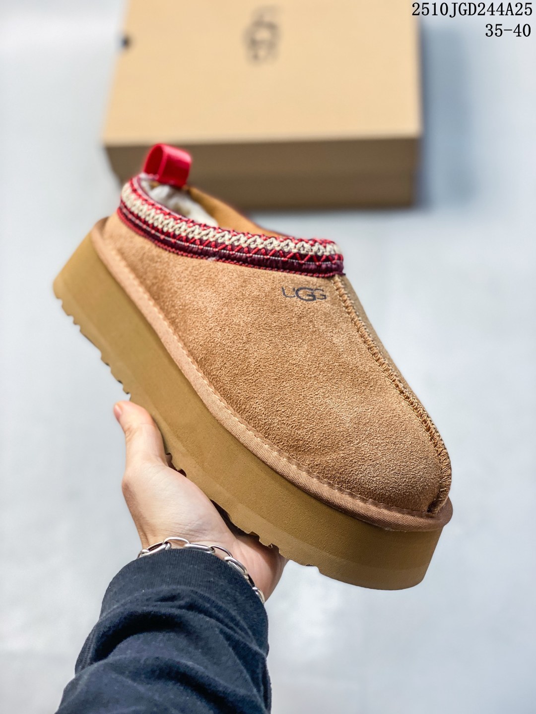 UGG 棉拖 雪地靴 俏皮可爱的百变造型, 美国轻奢品牌🐑UGG 平底系列冬季雪地休闲保暖家居包头棉拖鞋.官方同步包装 检验标 材料采用原厂防污防水皮料 防滑耐磨轻翼大底 潮流百搭 英伦风 舒适拖鞋 秋冬休闲厚底增高时尚男女鞋 保暖性能十足 严寒季节保暖神器. 类型:男女鞋 编码:10JGD244A25