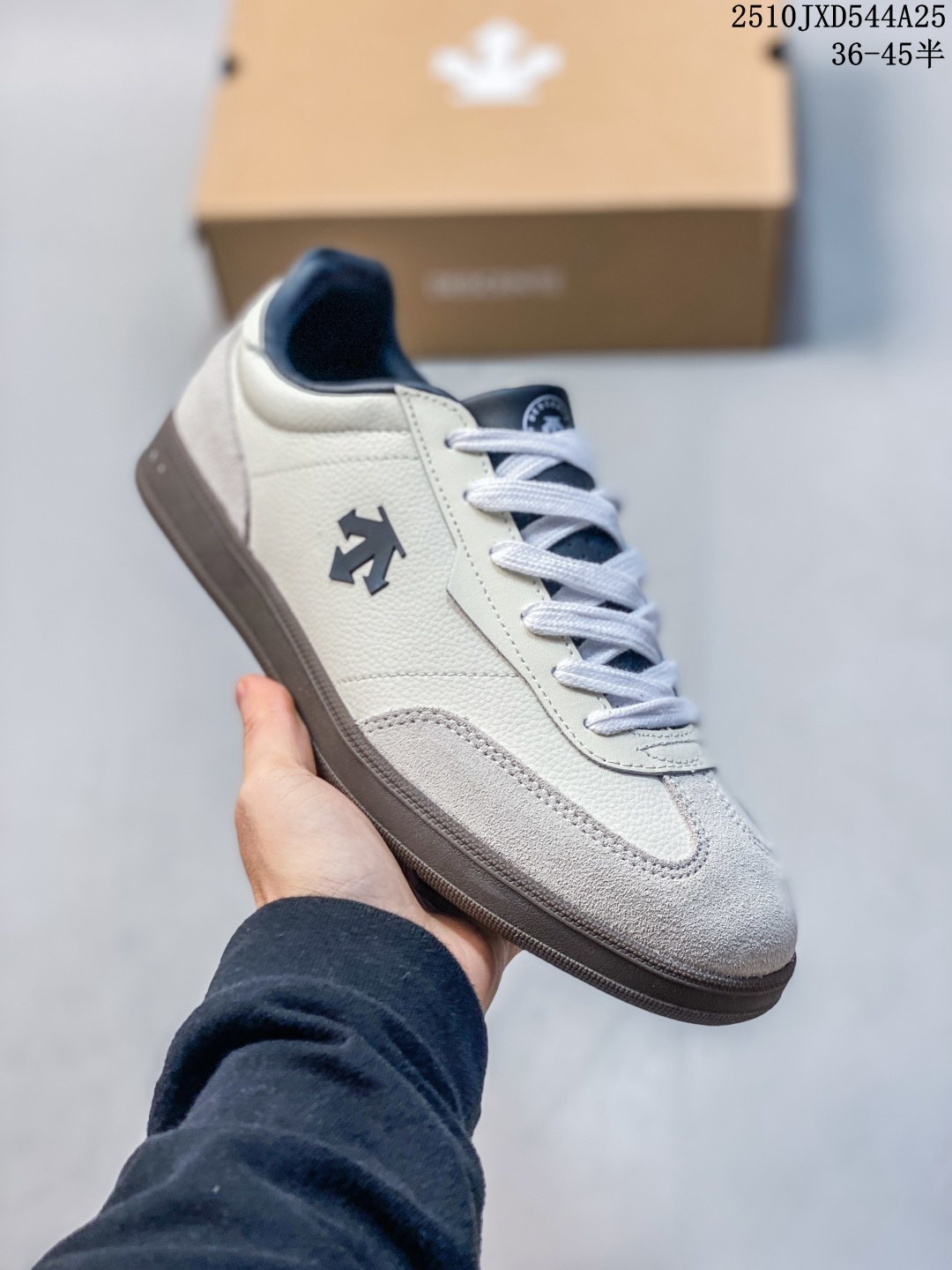 💰200 公司级
DESCENTE迪桑特CHRON系列男女同款CHRON复古运动休闲鞋帆布鞋 皮革材质搭配简洁线条，上脚后不仅轻便还很有质感。无论是日常通勤还是周末出游，都能轻松驾驭。这双鞋的设计很特别，鞋型修长，能很好地修饰脚型。而且男女同款的设计，让情侣之间也能拥有更多搭配灵感。

尺码:36 36.5 37 38 38.5 39 40 40.5 41 42 42.5 43 44 45
编码：10JXD544A25