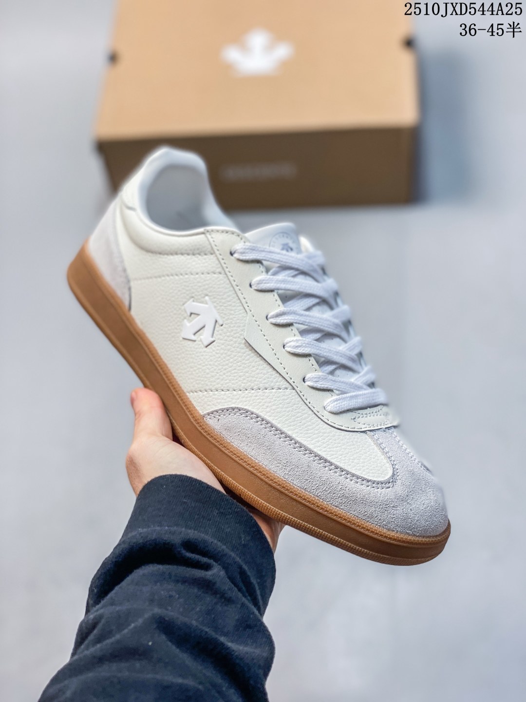 💰200 公司级
DESCENTE迪桑特CHRON系列男女同款CHRON复古运动休闲鞋帆布鞋 皮革材质搭配简洁线条,上脚后不仅轻便还很有质感。无论是日常通勤还是周末出游,都能轻松驾驭。这双鞋的设计很特别,鞋型修长,能很好地修饰脚型。而且男女同款的设计,让情侣之间也能拥有更多搭配灵感。
尺码:36 36.5 37 38 38.5 39 40 40.5 41 42 42.5 43 44 45
编码:10JXD544A25