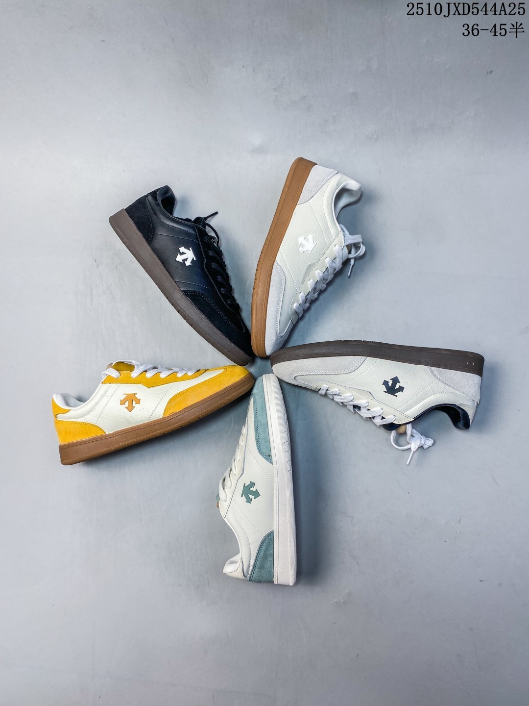 🈴️ 💰200 公司级
DESCENTE迪桑特CHRON系列男女同款CHRON复古运动休闲鞋帆布鞋 皮革材质搭配简洁线条，上脚后不仅轻便还很有质感。无论是日常通勤还是周末出游，都能轻松驾驭。这双鞋的设计很特别，鞋型修长，能很好地修饰脚型。而且男女同款的设计，让情侣之间也能拥有更多搭配灵感。

尺码:36 36.5 37 38 38.5 39 40 40.5 41 42 42.5 43 44 45
编码：10JXD544A25