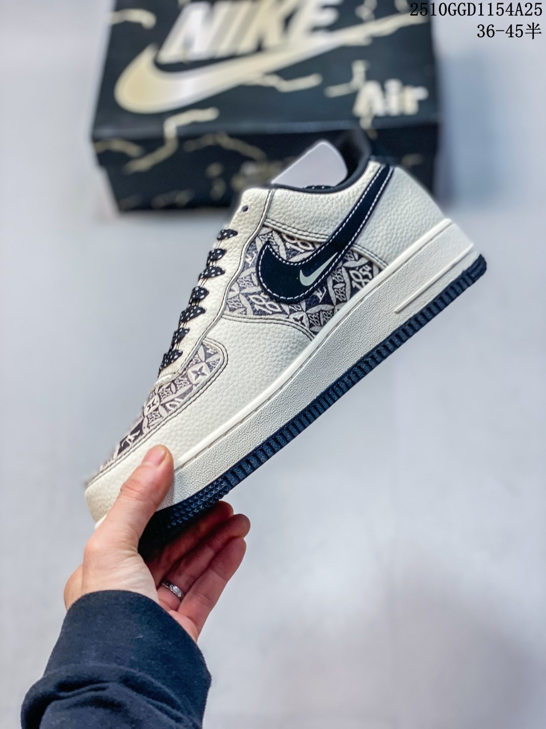 💰280。纯原
海外限量发售！NIke Air Force 1 '07 Low “斯图西联名——黑白满天星”空军一号 低帮 运动鞋 休闲鞋 折边针车 工艺难度大 原楦头原纸板 原装鞋盒 定制五金配件 内置全掌气垫 原厂鞋底 
货号：DD1982-317
Size：36 36.5 37.5 38 38.5 39 40 40.5 41 42 42.5 43 44 44.5 45
10GGD1154A25