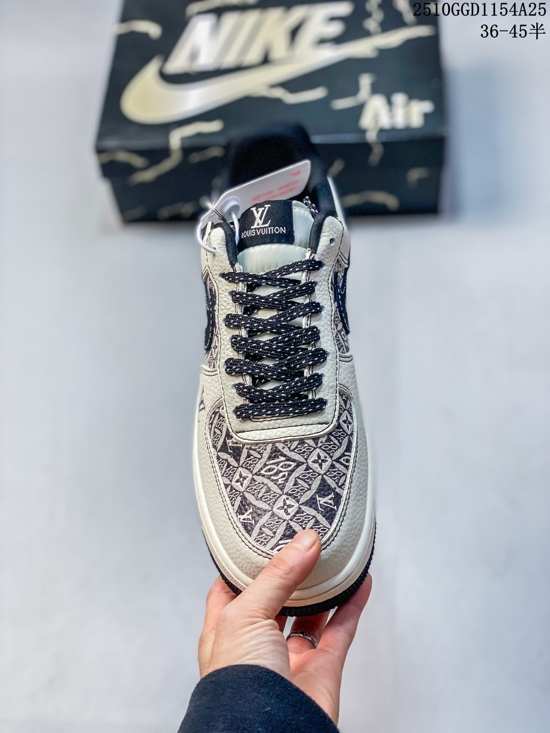 💰280。纯原
海外限量发售！NIke Air Force 1 '07 Low “斯图西联名——黑白满天星”空军一号 低帮 运动鞋 休闲鞋 折边针车 工艺难度大 原楦头原纸板 原装鞋盒 定制五金配件 内置全掌气垫 原厂鞋底 
货号：DD1982-317
Size：36 36.5 37.5 38 38.5 39 40 40.5 41 42 42.5 43 44 44.5 45
10GGD1154A25