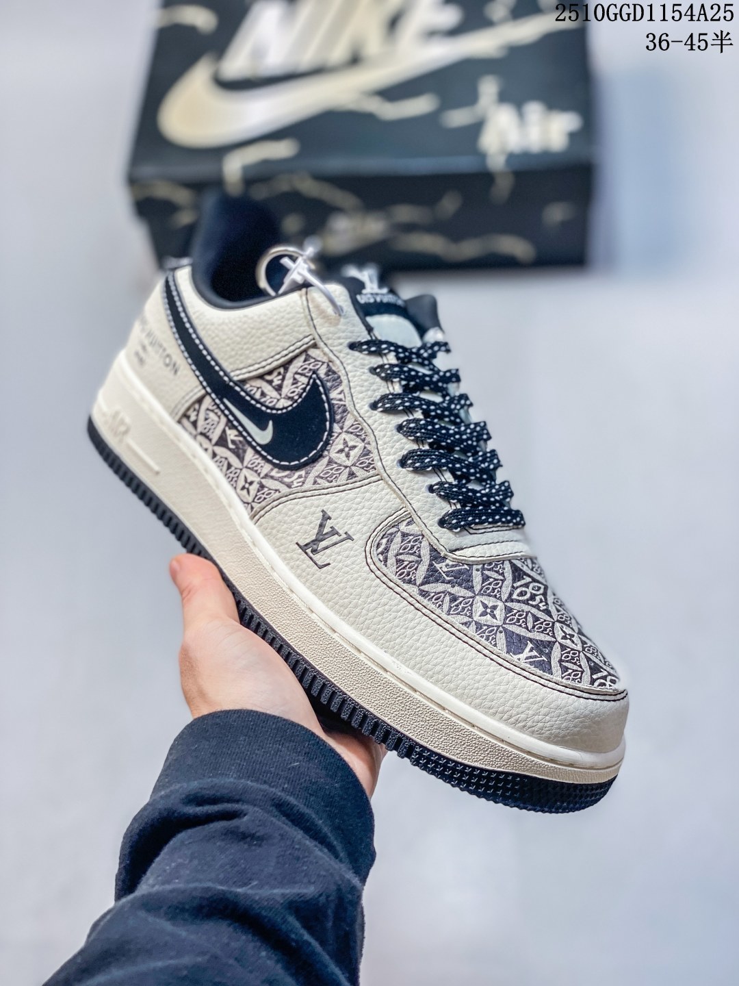 💰280。纯原
海外限量发售！NIke Air Force 1 '07 Low “斯图西联名——黑白满天星”空军一号 低帮 运动鞋 休闲鞋 折边针车 工艺难度大 原楦头原纸板 原装鞋盒 定制五金配件 内置全掌气垫 原厂鞋底 
货号：DD1982-317
Size：36 36.5 37.5 38 38.5 39 40 40.5 41 42 42.5 43 44 44.5 45
10GGD1154A25