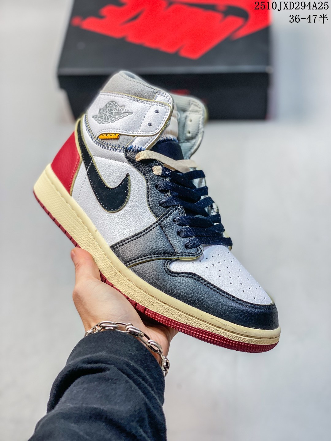 💰160真标带半码
耐克 Nike Air Jordan 1 Retro High OG  乔丹一代篮球鞋复刻运动鞋  皮面高帮板鞋的设计灵感源自运动夹克，带你重温入选球队时刻。采用经典学院风配色，搭配耐克大勾设计，为你打造出众风范，伴你奋斗不止。
天然皮革鞋面，塑就出众耐穿性和结构感，尽显出众风范
后跟鞋底加入 Air 缓震技术，轻盈缓震
该鞋款的包边采用与元年款 AJ1 相同的版型和厚实缝线细节，缔造稳定支撑效果
12JGD382A25

货号：
码数：36-47含半码
编码：10JXD294A25