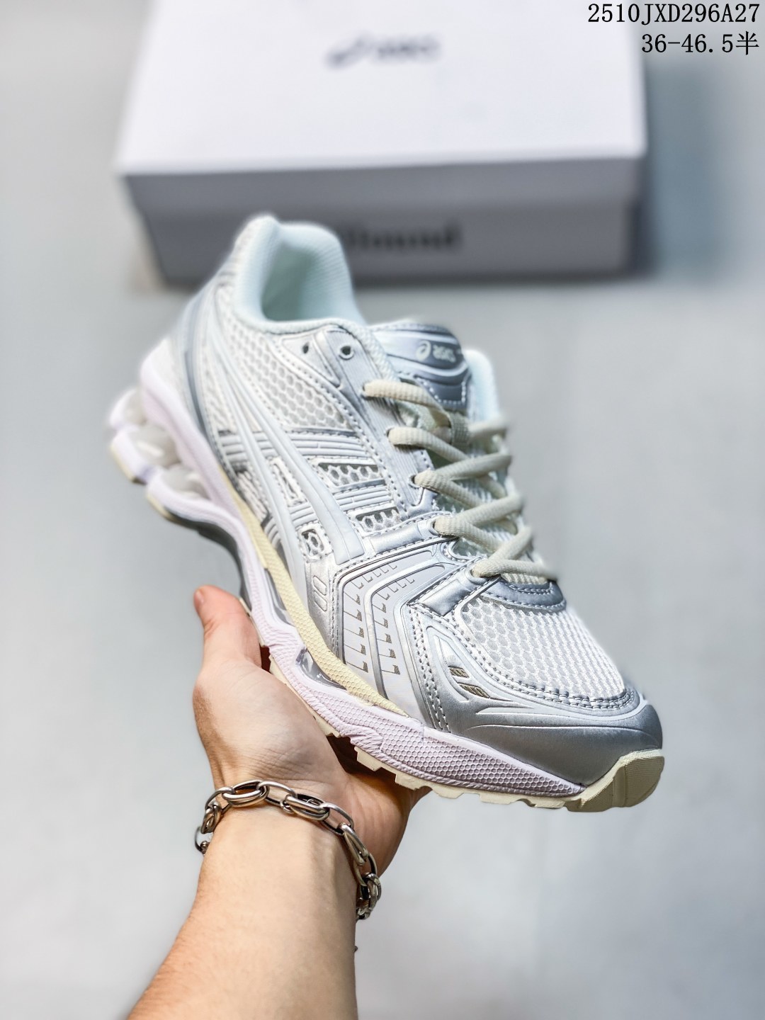 💰140
公司级带半码！
采用环保太空合成革配合透气网眼布鞋面材质#中底3D可视GEL缓震胶效果#升级EVA全新缓震中底部位科技组合耐磨橡胶外底片❗️13年前经典首度回归,复刻魅力难挡！日本专业跑鞋品牌·亚瑟士/ASICS GEL - KAYANO 14 系列轻量缓震休闲运动跑步鞋
ASICS GEL-KAYANO 14 于2008 年在万众期待中横空出世，设计师 Hidenori Yamashita 以「Flash」一词为灵感，创造出未来感金属色鞋面，改造升级内在性能，由内而外全面革新，为 GEL-KAYANO 家族传承及经典跑鞋文化的延续，创下里程碑式作品。ASICS GEL - KAYANO 14 跑鞋重新诠释了复古的跑步形状，并以其 2000 年代后期的美学理念重新铺装，银色与蓝色的鞋面极为高档.网面铺陈与鞋面、鞋头多处细节位增添了透气性。ASICS GEL - KAYANO 14的鞋后跟部中底上以及多密度耐磨鞋底增加了 GEL 缓震胶，提供高抗冲击性、缓冲性、可保护脚部免受地面冲击的影响，穿着舒适性十足「入手同款」。
XM1028Q935
10JXD296A27