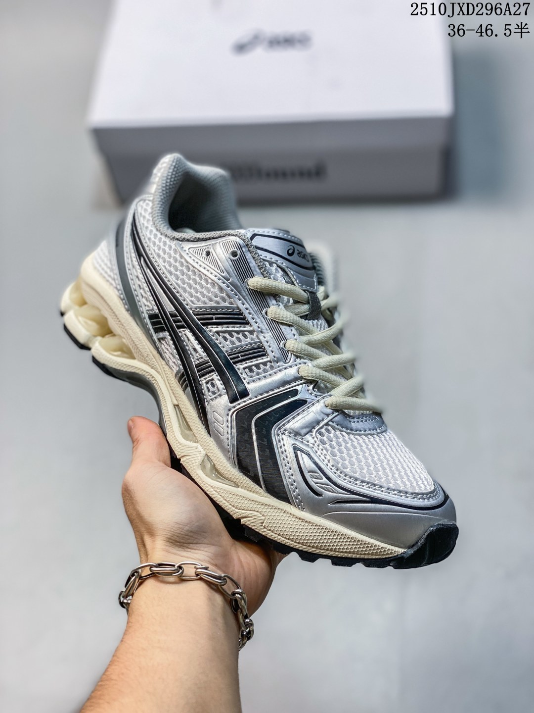 💰140
公司级带半码！
采用环保太空合成革配合透气网眼布鞋面材质#中底3D可视GEL缓震胶效果#升级EVA全新缓震中底部位科技组合耐磨橡胶外底片❗️13年前经典首度回归,复刻魅力难挡！日本专业跑鞋品牌·亚瑟士/ASICS GEL - KAYANO 14 系列轻量缓震休闲运动跑步鞋
ASICS GEL-KAYANO 14 于2008 年在万众期待中横空出世，设计师 Hidenori Yamashita 以「Flash」一词为灵感，创造出未来感金属色鞋面，改造升级内在性能，由内而外全面革新，为 GEL-KAYANO 家族传承及经典跑鞋文化的延续，创下里程碑式作品。ASICS GEL - KAYANO 14 跑鞋重新诠释了复古的跑步形状，并以其 2000 年代后期的美学理念重新铺装，银色与蓝色的鞋面极为高档.网面铺陈与鞋面、鞋头多处细节位增添了透气性。ASICS GEL - KAYANO 14的鞋后跟部中底上以及多密度耐磨鞋底增加了 GEL 缓震胶，提供高抗冲击性、缓冲性、可保护脚部免受地面冲击的影响，穿着舒适性十足「入手同款」。
XM1028Q935
10JXD296A27