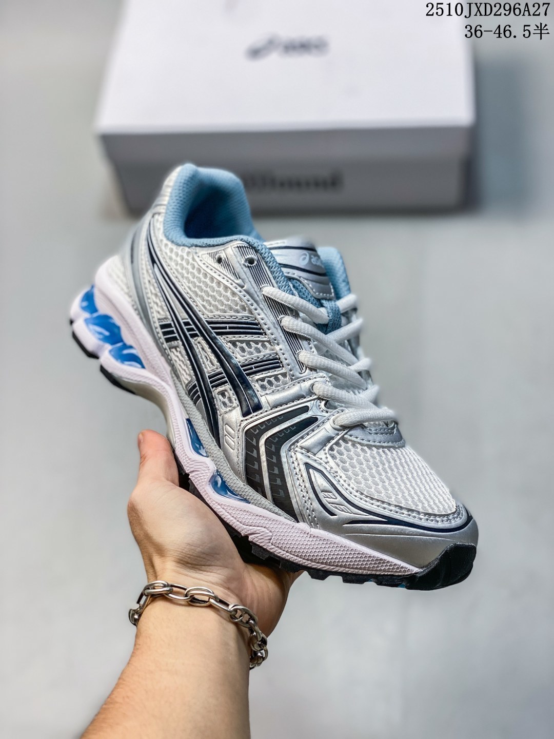 💰140
公司级带半码！
采用环保太空合成革配合透气网眼布鞋面材质#中底3D可视GEL缓震胶效果#升级EVA全新缓震中底部位科技组合耐磨橡胶外底片❗️13年前经典首度回归,复刻魅力难挡！日本专业跑鞋品牌·亚瑟士/ASICS GEL - KAYANO 14 系列轻量缓震休闲运动跑步鞋
ASICS GEL-KAYANO 14 于2008 年在万众期待中横空出世，设计师 Hidenori Yamashita 以「Flash」一词为灵感，创造出未来感金属色鞋面，改造升级内在性能，由内而外全面革新，为 GEL-KAYANO 家族传承及经典跑鞋文化的延续，创下里程碑式作品。ASICS GEL - KAYANO 14 跑鞋重新诠释了复古的跑步形状，并以其 2000 年代后期的美学理念重新铺装，银色与蓝色的鞋面极为高档.网面铺陈与鞋面、鞋头多处细节位增添了透气性。ASICS GEL - KAYANO 14的鞋后跟部中底上以及多密度耐磨鞋底增加了 GEL 缓震胶，提供高抗冲击性、缓冲性、可保护脚部免受地面冲击的影响，穿着舒适性十足「入手同款」。
XM1028Q935
10JXD296A27