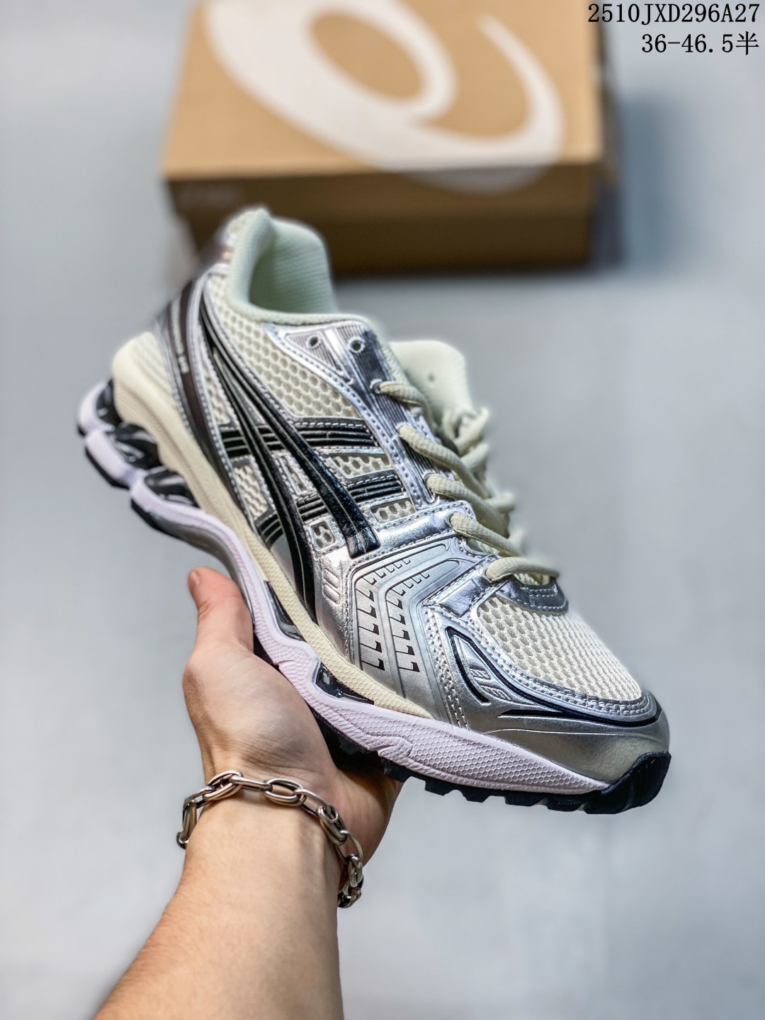 🈴 💰140
公司级带半码！
采用环保太空合成革配合透气网眼布鞋面材质#中底3D可视GEL缓震胶效果#升级EVA全新缓震中底部位科技组合耐磨橡胶外底片❗️13年前经典首度回归,复刻魅力难挡！日本专业跑鞋品牌·亚瑟士/ASICS GEL - KAYANO 14 系列轻量缓震休闲运动跑步鞋
ASICS GEL-KAYANO 14 于2008 年在万众期待中横空出世，设计师 Hidenori Yamashita 以「Flash」一词为灵感，创造出未来感金属色鞋面，改造升级内在性能，由内而外全面革新，为 GEL-KAYANO 家族传承及经典跑鞋文化的延续，创下里程碑式作品。ASICS GEL - KAYANO 14 跑鞋重新诠释了复古的跑步形状，并以其 2000 年代后期的美学理念重新铺装，银色与蓝色的鞋面极为高档.网面铺陈与鞋面、鞋头多处细节位增添了透气性。ASICS GEL - KAYANO 14的鞋后跟部中底上以及多密度耐磨鞋底增加了 GEL 缓震胶，提供高抗冲击性、缓冲性、可保护脚部免受地面冲击的影响，穿着舒适性十足「入手同款」。
XM1028Q935
10JXD296A27