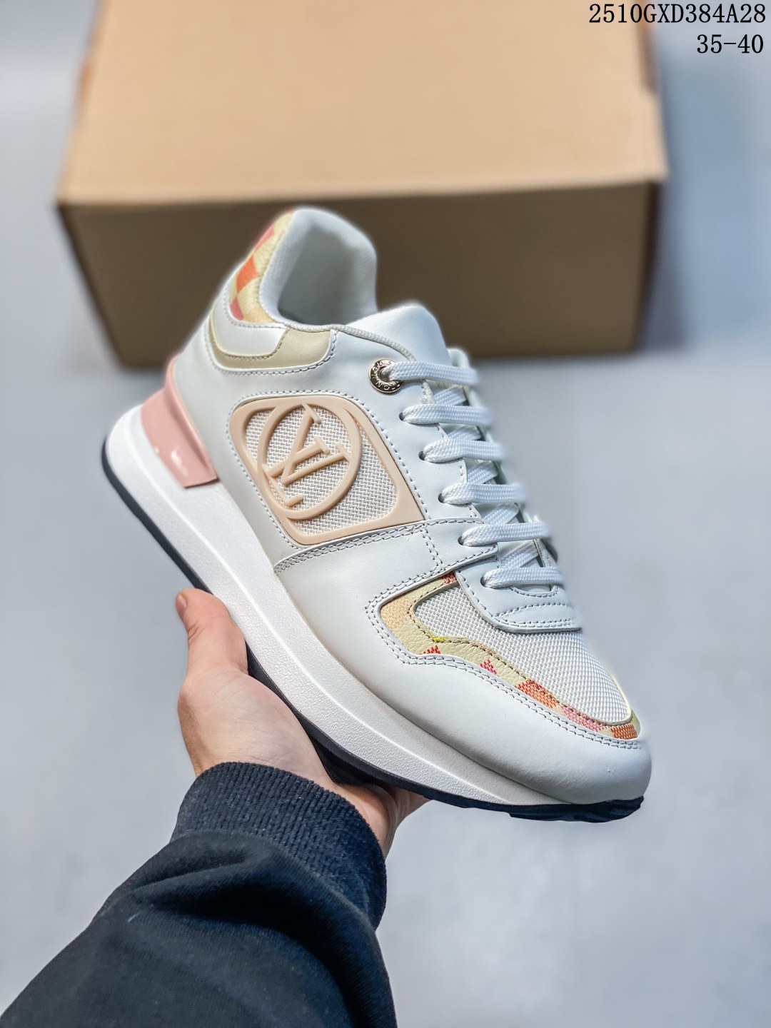 💰310
🉐双十一福利特价 原420版本
广东原装品质 
Louis Vuitt…on ss24 new arrival
L 2024春夏 new runaway 运动鞋
：原版9060 购入 拆卸copy，
L系列驴牌...全新升级版。run away内增高运动鞋金典配色，超级时尚百搭，春夏最新马卡龙配色，牛仔面配色，老花黑金配色鞋面细节做工精致，多种混合材质拼接面...5cm内增高。组合TBU运动底...LV印花金属标
尺码 35 36 37 38 39 40
10GXD387A28