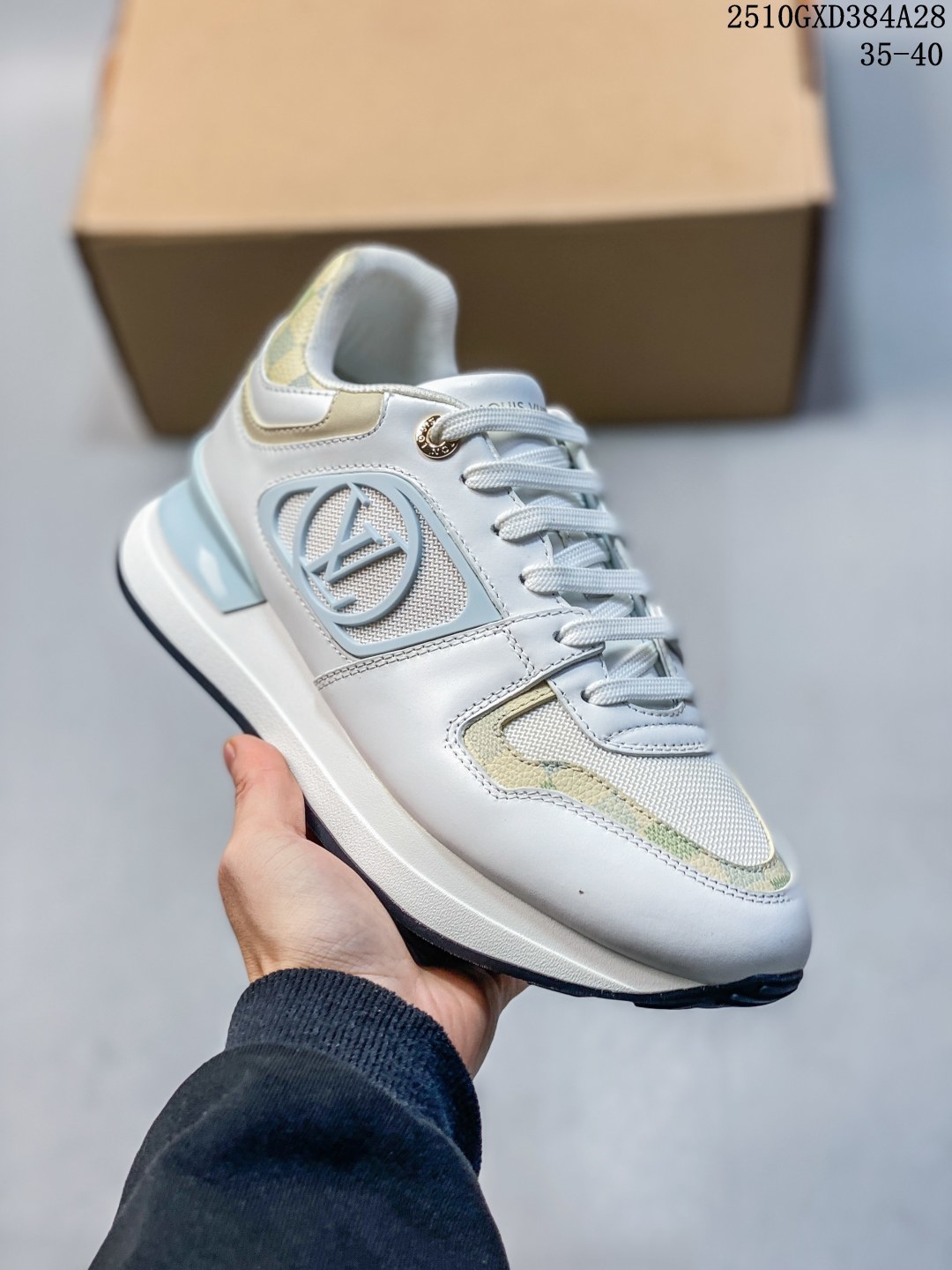 💰310
🉐双十一福利特价 原420版本
广东原装品质 
Louis Vuitt…on ss24 new arrival
L 2024春夏 new runaway 运动鞋
：原版9060 购入 拆卸copy，
L系列驴牌...全新升级版。run away内增高运动鞋金典配色，超级时尚百搭，春夏最新马卡龙配色，牛仔面配色，老花黑金配色鞋面细节做工精致，多种混合材质拼接面...5cm内增高。组合TBU运动底...LV印花金属标
尺码 35 36 37 38 39 40
10GXD387A28