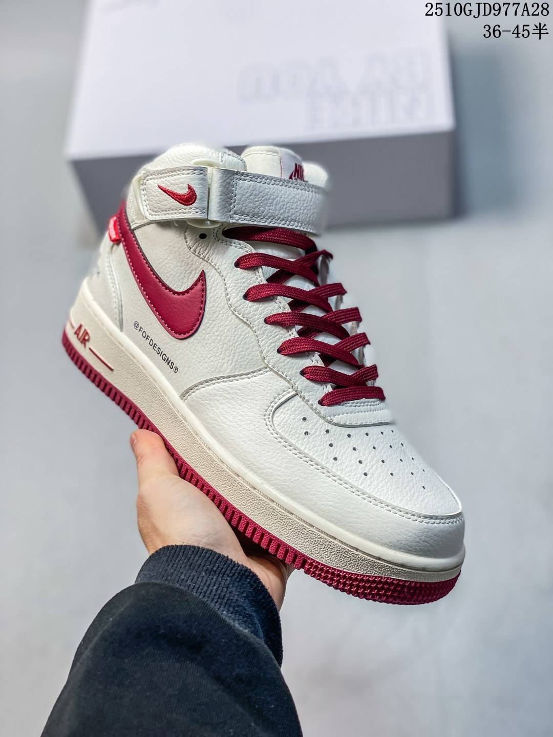 💰270。纯原 ✅NIKE X TIFFANY & AIR FORCE 1 1837 蒂芙尼联名 耐克 空军一号 潮流复古 高帮板鞋
是一次传奇跨界合作 将蒂芙尼悠久历史与Nike Air Force 1的运动精神完美融合 蒂芙尼因其卓越的珠宝设计和银器工艺自1837年起享誉全球 而Nike Air Force 1自1982年问世以来一直是街头文化的象征 拥有独特的科技配置和体育精神 这次合作中 鞋款采用了优质的黑色麂皮Swoosh部分使用蒂芙尼标志性的蓝色 展现品牌联名的特殊身份 鞋跟部位巧妙融入纯银细节装饰 致敬蒂芙尼银器工艺 提升了鞋款的奢华感 蒂芙尼还推出了纯银配饰以庆祝此次合作 展现了他们对美学和工艺的追求 这双联名球鞋是时尚与运动的桥梁 更是对卓越工艺和体育精神的共同致敬 
货号:DZ1382-101
Size:36 36.5 37.5 38 38.5 39 40 40.5 41 42 42.5 43 44 45 
ID:JSD534-DZH
10GJD977A28