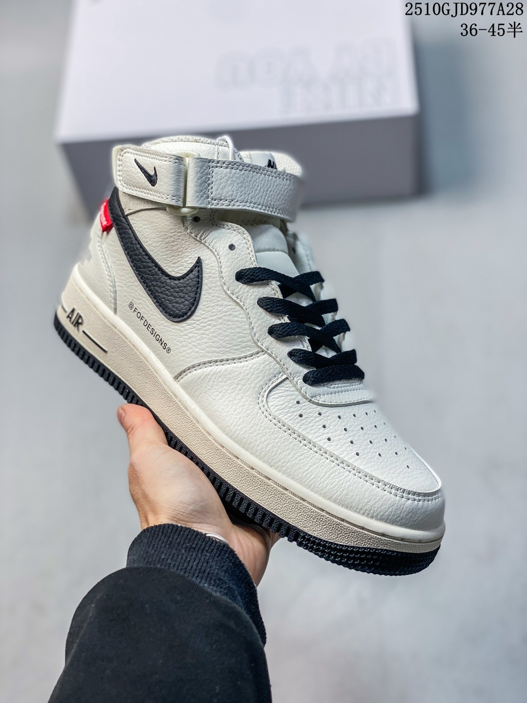 💰270。纯原 ✅NIKE X TIFFANY & AIR FORCE 1 1837 蒂芙尼联名 耐克 空军一号 潮流复古 高帮板鞋
是一次传奇跨界合作 将蒂芙尼悠久历史与Nike Air Force 1的运动精神完美融合 蒂芙尼因其卓越的珠宝设计和银器工艺自1837年起享誉全球 而Nike Air Force 1自1982年问世以来一直是街头文化的象征 拥有独特的科技配置和体育精神 这次合作中 鞋款采用了优质的黑色麂皮Swoosh部分使用蒂芙尼标志性的蓝色 展现品牌联名的特殊身份 鞋跟部位巧妙融入纯银细节装饰 致敬蒂芙尼银器工艺 提升了鞋款的奢华感 蒂芙尼还推出了纯银配饰以庆祝此次合作 展现了他们对美学和工艺的追求 这双联名球鞋是时尚与运动的桥梁 更是对卓越工艺和体育精神的共同致敬 
货号:DZ1382-101
Size:36 36.5 37.5 38 38.5 39 40 40.5 41 42 42.5 43 44 45 
ID:JSD534-DZH
10GJD977A28