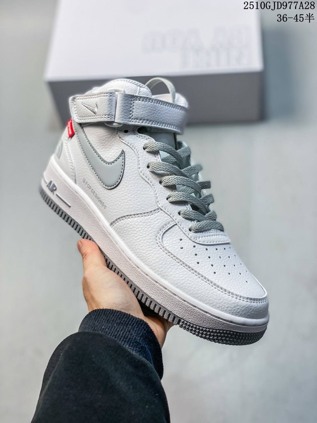 💰270。纯原 ✅NIKE X TIFFANY & AIR FORCE 1 1837 蒂芙尼联名 耐克 空军一号 潮流复古 高帮板鞋
是一次传奇跨界合作 将蒂芙尼悠久历史与Nike Air Force 1的运动精神完美融合 蒂芙尼因其卓越的珠宝设计和银器工艺自1837年起享誉全球 而Nike Air Force 1自1982年问世以来一直是街头文化的象征 拥有独特的科技配置和体育精神 这次合作中 鞋款采用了优质的黑色麂皮Swoosh部分使用蒂芙尼标志性的蓝色 展现品牌联名的特殊身份 鞋跟部位巧妙融入纯银细节装饰 致敬蒂芙尼银器工艺 提升了鞋款的奢华感 蒂芙尼还推出了纯银配饰以庆祝此次合作 展现了他们对美学和工艺的追求 这双联名球鞋是时尚与运动的桥梁 更是对卓越工艺和体育精神的共同致敬 
货号:DZ1382-101
Size:36 36.5 37.5 38 38.5 39 40 40.5 41 42 42.5 43 44 45 
ID:JSD534-DZH
10GJD977A28