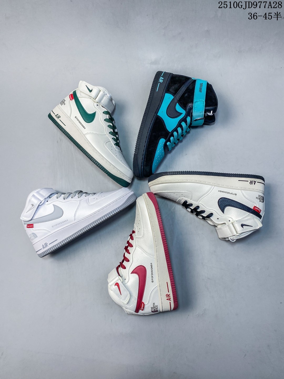 🈴 💰270。纯原 ✅NIKE X TIFFANY & AIR FORCE 1 1837 蒂芙尼联名 耐克 空军一号 潮流复古 高帮板鞋
是一次传奇跨界合作 将蒂芙尼悠久历史与Nike Air Force 1的运动精神完美融合 蒂芙尼因其卓越的珠宝设计和银器工艺自1837年起享誉全球 而Nike Air Force 1自1982年问世以来一直是街头文化的象征 拥有独特的科技配置和体育精神 这次合作中 鞋款采用了优质的黑色麂皮Swoosh部分使用蒂芙尼标志性的蓝色 展现品牌联名的特殊身份 鞋跟部位巧妙融入纯银细节装饰 致敬蒂芙尼银器工艺 提升了鞋款的奢华感 蒂芙尼还推出了纯银配饰以庆祝此次合作 展现了他们对美学和工艺的追求 这双联名球鞋是时尚与运动的桥梁 更是对卓越工艺和体育精神的共同致敬 
货号:DZ1382-101
Size:36 36.5 37.5 38 38.5 39 40 40.5 41 42 42.5 43 44 45 
ID:JSD534-DZH
10GJD977A28