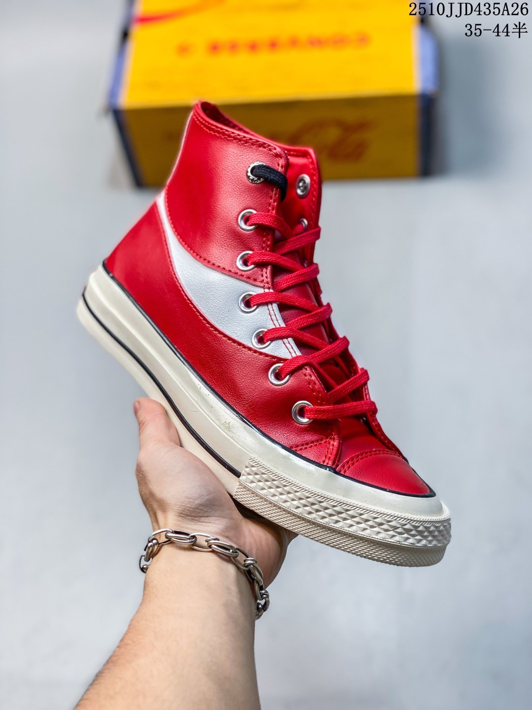 纯原 年末联名 重磅来袭! 匡威Converse 携手 可口可乐Coca-Cola,推出联名系列 将可乐元素融入标志性设计.优质红色皮革鞋面,搭配清爽白色条纹,再现可乐罐经典外观.复古鞋标 个性意趣碰撞,赋予经典全新魅力. 货号:17888C JJD436A27