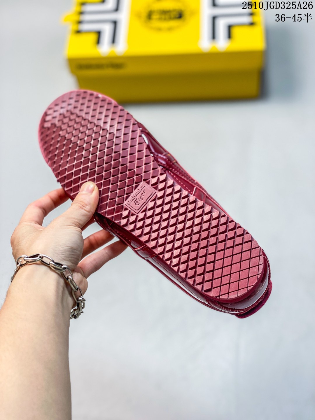 💰180 公司级
Asics鬼冢虎 MEXICO 66 SD PARATY
做工精赞 实拍首发 
除成型在PT外 其余全部客供材料 
淘宝B级代购店铺内供 
四联官方吊牌 乳胶组合鞋垫 羊皮纸质中底 
不用宰手买专柜 这里满足你
官方货号: 1183C4322622
Size：36 37 37.5 38 39 39.5 40.5 41.5 42 42.5 43.5 44 44.5 45
编码：10JGD325A26