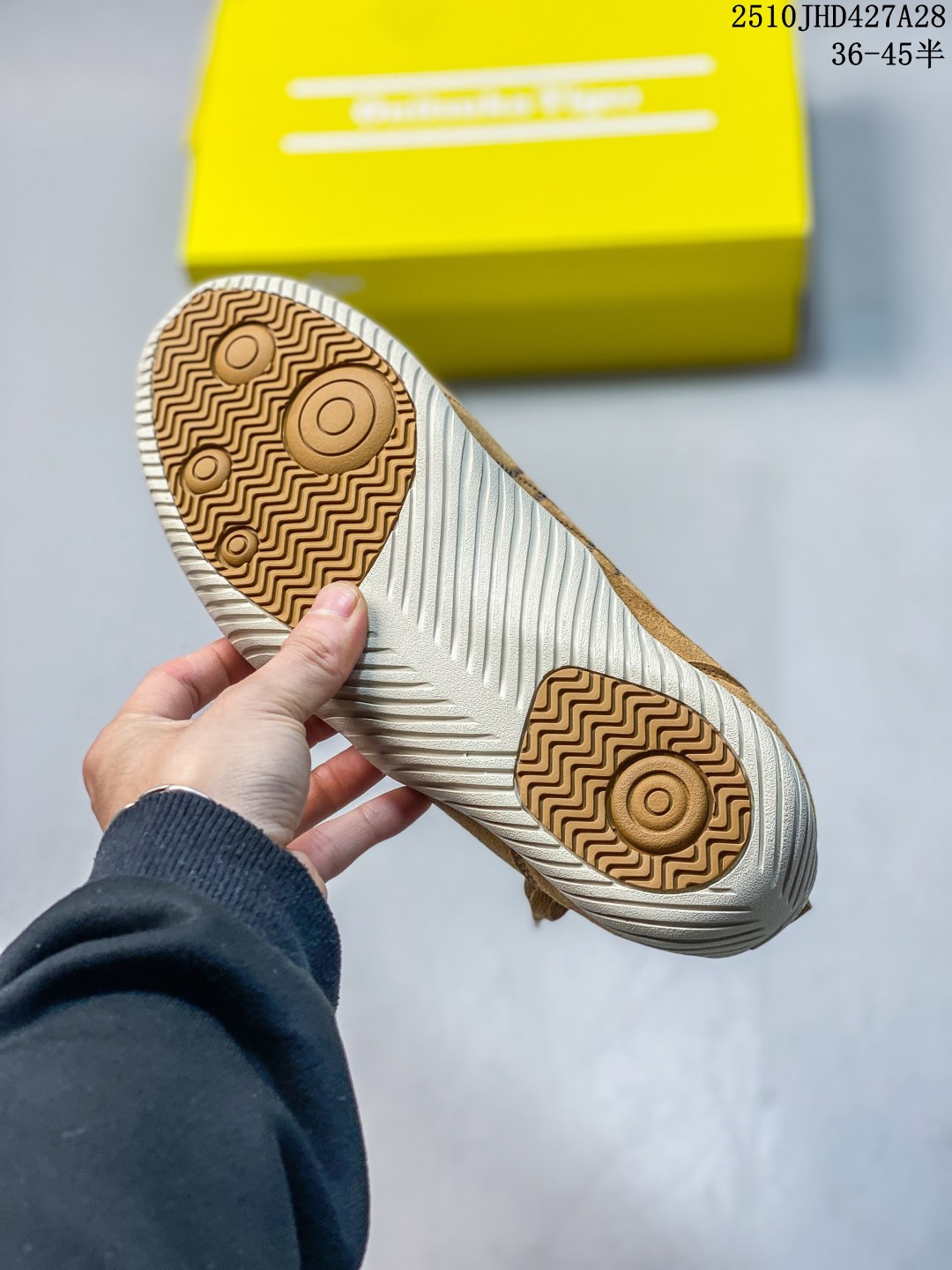 💰190 公司级
亚瑟士（asics）NETBURNER BALLISTIC FF 4 舒适百搭简约时尚 低帮 训练鞋 男女款运动跑步鞋。亚瑟士 ASICS GEL-NETBURNER BALLISTIC FF 4 是专为排球运动设计的专业鞋款，2025年8月推出的升级版在性能和舒适性方面均有显著提升。 ‌核心升级亮点了‌包裹性与透气性‌：采用无缝柔韧网布鞋面，贴合度提升30%，同时通过动态束带设计实现足弓横向偏移量仅1.8mm，保持运动稳定性。 ‌推进力与抓地力‌：鞋底纹路结合Precision Sole与X-Guidance设计，多方向抓地力提升25%，尤其在转折和加速场景中表现更优。 ‌‌中底技术‌：FlyteFoam材质实现落地回弹率提升18%，配合SpeedTruss结构增强横向移动稳定性，适合快速移动场景。 ‌适用场景点适合追求快速移动、多方向切换的排球运动员，尤其推荐给需要横向移动稳定性支撑的球员。 105A083 101

码数：36 37 37.5 38 39 39.5 40.5 41.5 42 42.5 43.5 44 44.5 45 
10JHD427A28