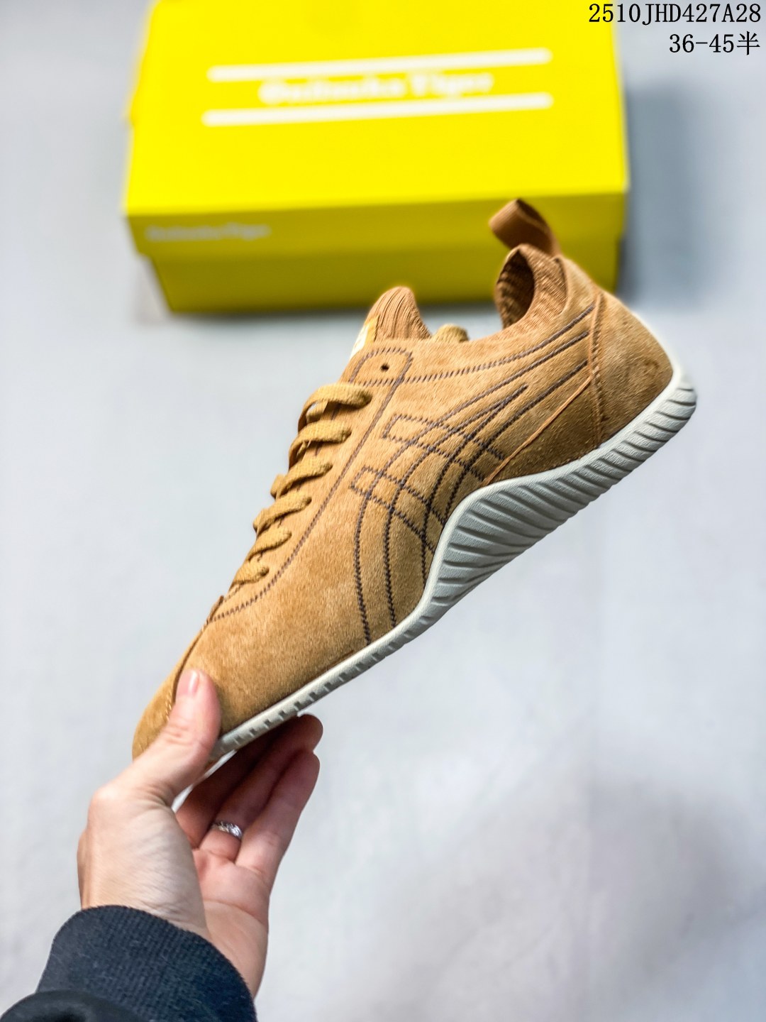 💰190 公司级
亚瑟士（asics）NETBURNER BALLISTIC FF 4 舒适百搭简约时尚 低帮 训练鞋 男女款运动跑步鞋。亚瑟士 ASICS GEL-NETBURNER BALLISTIC FF 4 是专为排球运动设计的专业鞋款，2025年8月推出的升级版在性能和舒适性方面均有显著提升。 ‌核心升级亮点了‌包裹性与透气性‌：采用无缝柔韧网布鞋面，贴合度提升30%，同时通过动态束带设计实现足弓横向偏移量仅1.8mm，保持运动稳定性。 ‌推进力与抓地力‌：鞋底纹路结合Precision Sole与X-Guidance设计，多方向抓地力提升25%，尤其在转折和加速场景中表现更优。 ‌‌中底技术‌：FlyteFoam材质实现落地回弹率提升18%，配合SpeedTruss结构增强横向移动稳定性，适合快速移动场景。 ‌适用场景点适合追求快速移动、多方向切换的排球运动员，尤其推荐给需要横向移动稳定性支撑的球员。 105A083 101

码数：36 37 37.5 38 39 39.5 40.5 41.5 42 42.5 43.5 44 44.5 45 
10JHD427A28