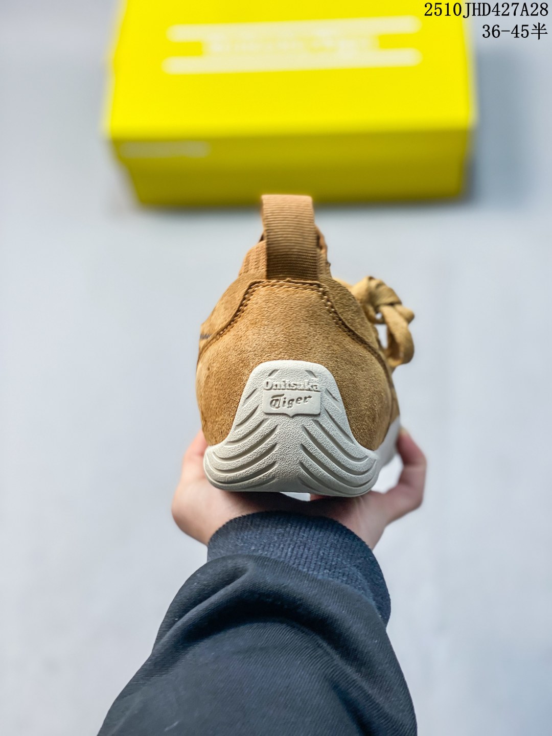 💰190 公司级
亚瑟士（asics）NETBURNER BALLISTIC FF 4 舒适百搭简约时尚 低帮 训练鞋 男女款运动跑步鞋。亚瑟士 ASICS GEL-NETBURNER BALLISTIC FF 4 是专为排球运动设计的专业鞋款，2025年8月推出的升级版在性能和舒适性方面均有显著提升。 ‌核心升级亮点了‌包裹性与透气性‌：采用无缝柔韧网布鞋面，贴合度提升30%，同时通过动态束带设计实现足弓横向偏移量仅1.8mm，保持运动稳定性。 ‌推进力与抓地力‌：鞋底纹路结合Precision Sole与X-Guidance设计，多方向抓地力提升25%，尤其在转折和加速场景中表现更优。 ‌‌中底技术‌：FlyteFoam材质实现落地回弹率提升18%，配合SpeedTruss结构增强横向移动稳定性，适合快速移动场景。 ‌适用场景点适合追求快速移动、多方向切换的排球运动员，尤其推荐给需要横向移动稳定性支撑的球员。 105A083 101

码数：36 37 37.5 38 39 39.5 40.5 41.5 42 42.5 43.5 44 44.5 45 
10JHD427A28