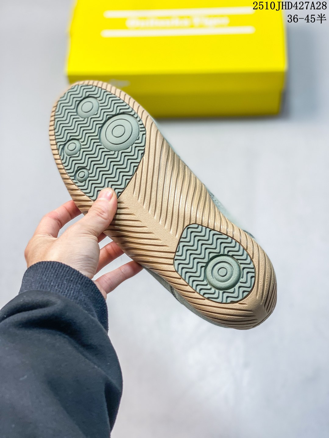 💰190 公司级
亚瑟士（asics）NETBURNER BALLISTIC FF 4 舒适百搭简约时尚 低帮 训练鞋 男女款运动跑步鞋。亚瑟士 ASICS GEL-NETBURNER BALLISTIC FF 4 是专为排球运动设计的专业鞋款，2025年8月推出的升级版在性能和舒适性方面均有显著提升。 ‌核心升级亮点了‌包裹性与透气性‌：采用无缝柔韧网布鞋面，贴合度提升30%，同时通过动态束带设计实现足弓横向偏移量仅1.8mm，保持运动稳定性。 ‌推进力与抓地力‌：鞋底纹路结合Precision Sole与X-Guidance设计，多方向抓地力提升25%，尤其在转折和加速场景中表现更优。 ‌‌中底技术‌：FlyteFoam材质实现落地回弹率提升18%，配合SpeedTruss结构增强横向移动稳定性，适合快速移动场景。 ‌适用场景点适合追求快速移动、多方向切换的排球运动员，尤其推荐给需要横向移动稳定性支撑的球员。 105A083 101

码数：36 37 37.5 38 39 39.5 40.5 41.5 42 42.5 43.5 44 44.5 45 
10JHD427A28