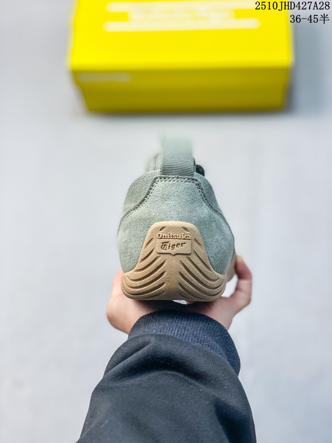 💰190 公司级
亚瑟士（asics）NETBURNER BALLISTIC FF 4 舒适百搭简约时尚 低帮 训练鞋 男女款运动跑步鞋。亚瑟士 ASICS GEL-NETBURNER BALLISTIC FF 4 是专为排球运动设计的专业鞋款，2025年8月推出的升级版在性能和舒适性方面均有显著提升。 ‌核心升级亮点了‌包裹性与透气性‌：采用无缝柔韧网布鞋面，贴合度提升30%，同时通过动态束带设计实现足弓横向偏移量仅1.8mm，保持运动稳定性。 ‌推进力与抓地力‌：鞋底纹路结合Precision Sole与X-Guidance设计，多方向抓地力提升25%，尤其在转折和加速场景中表现更优。 ‌‌中底技术‌：FlyteFoam材质实现落地回弹率提升18%，配合SpeedTruss结构增强横向移动稳定性，适合快速移动场景。 ‌适用场景点适合追求快速移动、多方向切换的排球运动员，尤其推荐给需要横向移动稳定性支撑的球员。 105A083 101

码数：36 37 37.5 38 39 39.5 40.5 41.5 42 42.5 43.5 44 44.5 45 
10JHD427A28