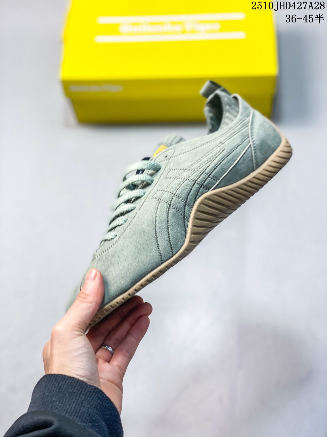 💰190 公司级
亚瑟士（asics）NETBURNER BALLISTIC FF 4 舒适百搭简约时尚 低帮 训练鞋 男女款运动跑步鞋。亚瑟士 ASICS GEL-NETBURNER BALLISTIC FF 4 是专为排球运动设计的专业鞋款，2025年8月推出的升级版在性能和舒适性方面均有显著提升。 ‌核心升级亮点了‌包裹性与透气性‌：采用无缝柔韧网布鞋面，贴合度提升30%，同时通过动态束带设计实现足弓横向偏移量仅1.8mm，保持运动稳定性。 ‌推进力与抓地力‌：鞋底纹路结合Precision Sole与X-Guidance设计，多方向抓地力提升25%，尤其在转折和加速场景中表现更优。 ‌‌中底技术‌：FlyteFoam材质实现落地回弹率提升18%，配合SpeedTruss结构增强横向移动稳定性，适合快速移动场景。 ‌适用场景点适合追求快速移动、多方向切换的排球运动员，尤其推荐给需要横向移动稳定性支撑的球员。 105A083 101

码数：36 37 37.5 38 39 39.5 40.5 41.5 42 42.5 43.5 44 44.5 45 
10JHD427A28