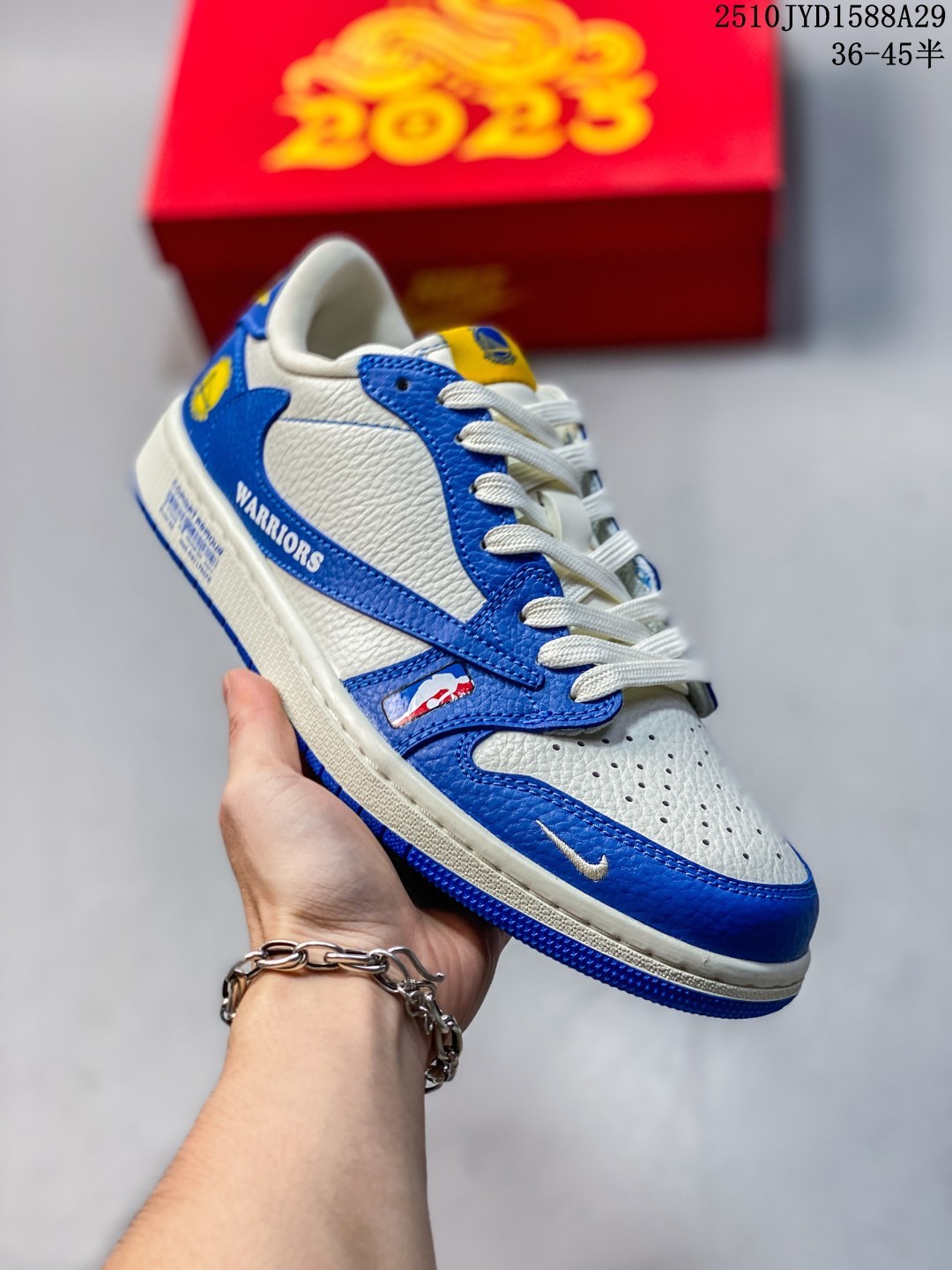 💰210。高品质
Jordan/乔丹 男女鞋半码制，采用软质荔枝纹牛剖革布鞋面材质，缜密拉帮中底布，鞋垫嵌EVA缓震物料及背胶，内置气垫及耐磨橡胶大底❗️NBA波士顿凯尔特人队Boston Celtics限定配色，耐克Travis Scott x Nike Air Jordan 1 Low OG"Boston Celtics"AJ1乔丹一代经典低帮文化百搭休闲运动篮球鞋“联名凯尔特人队米白绿红倒钩 SC9207-030

类型：男女鞋
码数：36 36.5 37 38 38.5 39 40 40.5 41 42 42.5 43 44 45
10JYD1588A29