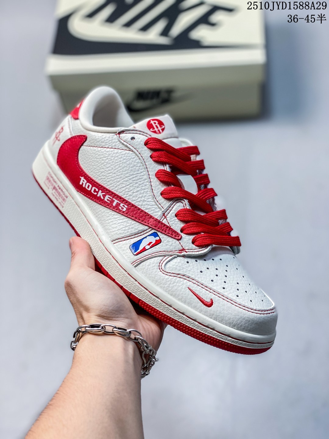 🈴 💰210。高品质
Jordan/乔丹 男女鞋半码制，采用软质荔枝纹牛剖革布鞋面材质，缜密拉帮中底布，鞋垫嵌EVA缓震物料及背胶，内置气垫及耐磨橡胶大底❗️NBA波士顿凯尔特人队Boston Celtics限定配色，耐克Travis Scott x Nike Air Jordan 1 Low OG"Boston Celtics"AJ1乔丹一代经典低帮文化百搭休闲运动篮球鞋“联名凯尔特人队米白绿红倒钩 SC9207-030

类型：男女鞋
码数：36 36.5 37 38 38.5 39 40 40.5 41 42 42.5 43 44 45
10JYD1588A29