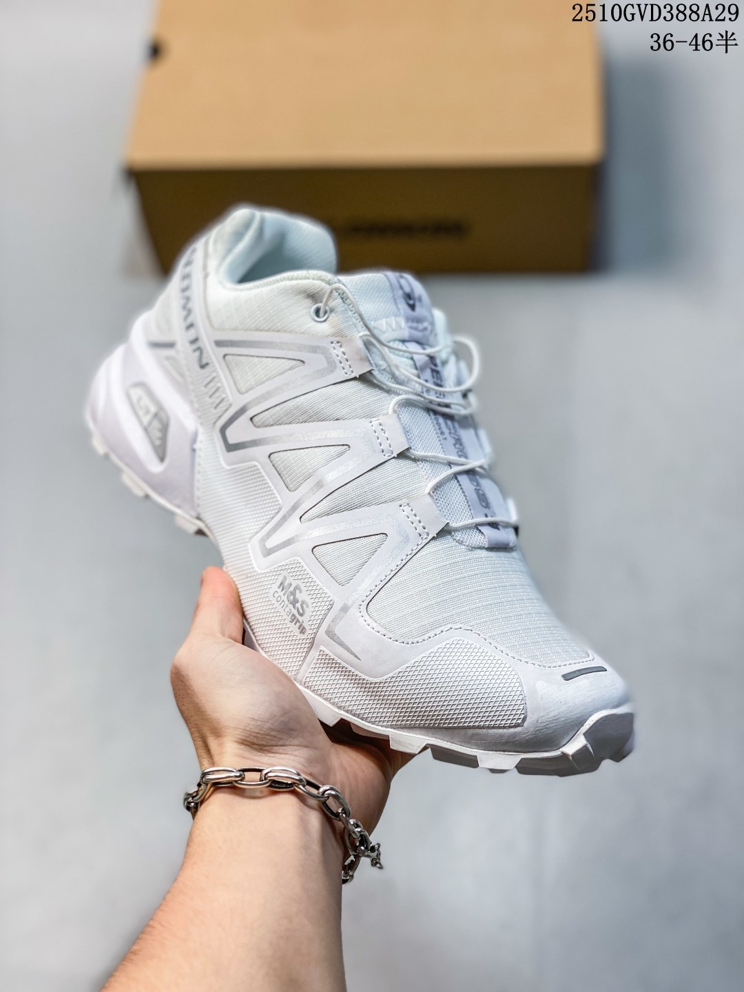 💰230
【新品🔥公司级】Salomon/萨洛蒙 Speedcross 3 减震 户外 织物 包裹性 支撑 防水 跑鞋 萨洛蒙 Salomon Speedcross 3是一款专为户外越野设计的运动鞋,主要适用于徒步、露营及轻度爬山等场景,兼具功能性与时尚感。防水透气:采用GTX防水材料,适合雨天或潮湿环境使用,兼顾透气性。 抓地防滑:橡胶大底采用立体齿痕设计,适应铺装路面与非铺装路面,但雨天湿滑路面需注意防滑。 系带系统:抽拉式系带设计,简化户外穿脱流程,减少鞋带散落困扰。 包裹性:鞋帮内采用织物包裹设计,搭配厚实海绵填充,提升后跟稳定性与舒适度。更适合徒步、露营等轻度户外活动,而非专业跑步。其中底缓震不足,长时间跑步可能造成疲劳。