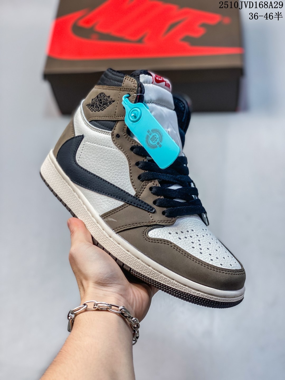 💰230
耐克（NIKE）AIR JORDAN 1 MID 男女篮球鞋时尚轻盈板鞋AJ1乔1运动鞋 乔丹一代 高帮复古休闲篮球鞋  。AIR JORDAN 1 MID 搭载内置AIR气垫，柔软、舒适的缓震效果完美捍卫双脚的稳定状态，为起跳、急停和落地等场上动作提供最可靠的保护，即使在面对如今更加激烈的对抗战局时，依然能助你一臂之力，赢得赛场优势。硬质橡胶外底结合弯曲槽和圆形纹路的设计带来一流抓地力与耐磨性，超凡效果让你的每一次出手都弹无虚发。AIR JORDAN 1 MID AJ系列已成为篮球场上的永恒传奇，如今AIR JORDAN 1 MID 承载传统荣耀，将元年神韵与创新元素完美结合，以精致、简约的设计结合匠心独具的细节缔造出足以匹配JORDAN品牌和飞人精神的舒适感、合脚性与透气性。经典AIR气垫和“AIR JORDAN 翅膀”标识更无时无刻不唤起飞人球迷和AJ鞋迷的回忆，值得你纳入珍藏。
10JVD168A29