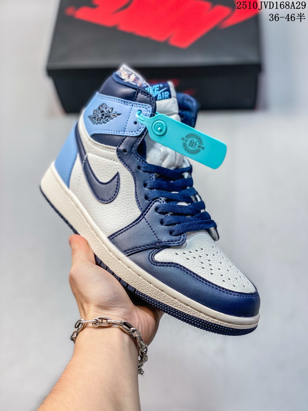 💰230
耐克（NIKE）AIR JORDAN 1 MID 男女篮球鞋时尚轻盈板鞋AJ1乔1运动鞋 乔丹一代 高帮复古休闲篮球鞋  。AIR JORDAN 1 MID 搭载内置AIR气垫，柔软、舒适的缓震效果完美捍卫双脚的稳定状态，为起跳、急停和落地等场上动作提供最可靠的保护，即使在面对如今更加激烈的对抗战局时，依然能助你一臂之力，赢得赛场优势。硬质橡胶外底结合弯曲槽和圆形纹路的设计带来一流抓地力与耐磨性，超凡效果让你的每一次出手都弹无虚发。AIR JORDAN 1 MID AJ系列已成为篮球场上的永恒传奇，如今AIR JORDAN 1 MID 承载传统荣耀，将元年神韵与创新元素完美结合，以精致、简约的设计结合匠心独具的细节缔造出足以匹配JORDAN品牌和飞人精神的舒适感、合脚性与透气性。经典AIR气垫和“AIR JORDAN 翅膀”标识更无时无刻不唤起飞人球迷和AJ鞋迷的回忆，值得你纳入珍藏。
10JVD168A29