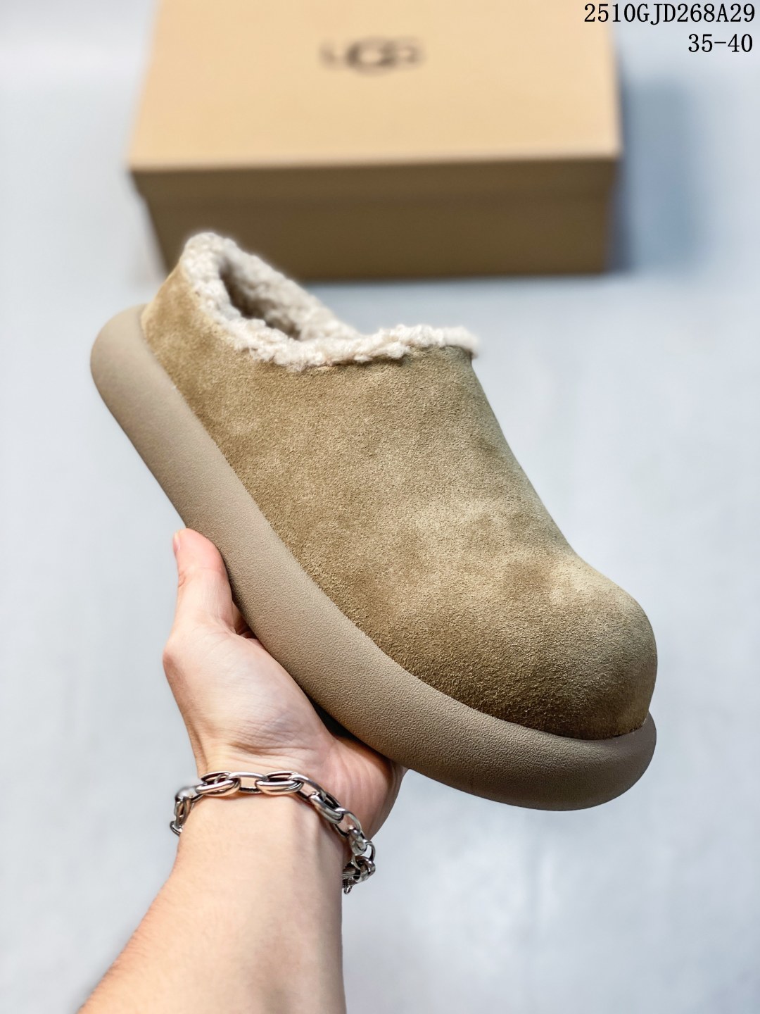 【公司级】秋冬新款 UGG 棉拖鞋 加绒加厚雪地靴 复古女低帮板鞋 潮流平底靴子 家居拖鞋 原单纽姆在原来的基础上加上复古拼色;经典回归,演绎着Z时代青年人生;行走的时尚风行标.材质:羊毛内里➕橡胶大底. 货号:M/1144096 GJD268A29