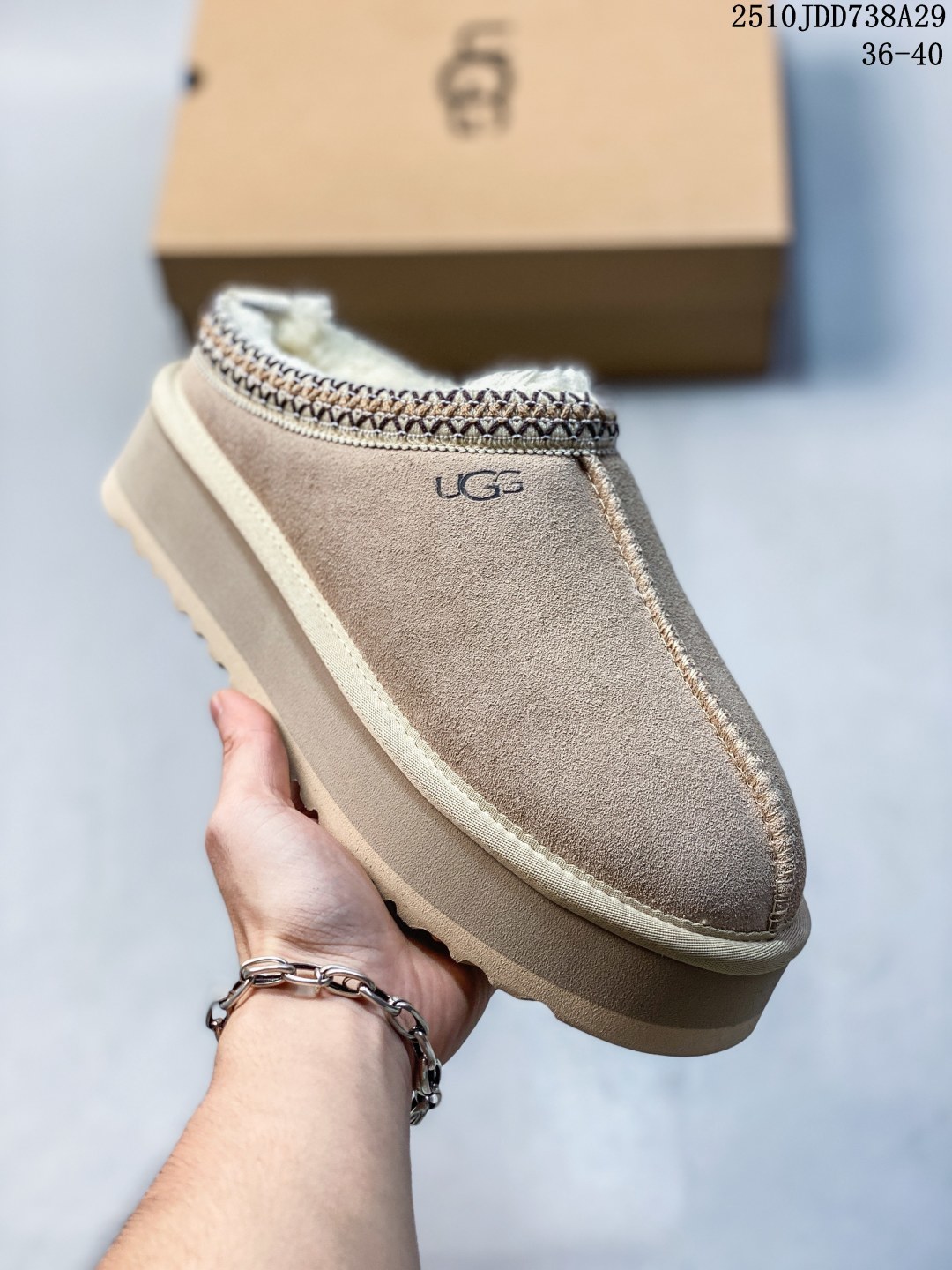 UGG 雪地靴 俏皮可爱的百变造型, 美国轻奢品牌🐑UGG 平底系列冬季羊毛一体雪地休闲保暖毛毛家居包头棉鞋.官方同步包装 检验标 材料采用原厂防污防水皮料 防滑耐磨轻翼大底 潮流百搭 英伦风 舒适拖鞋 秋冬休闲厚底 保暖性能十足 严寒季节保暖神器. 10JDD738A29