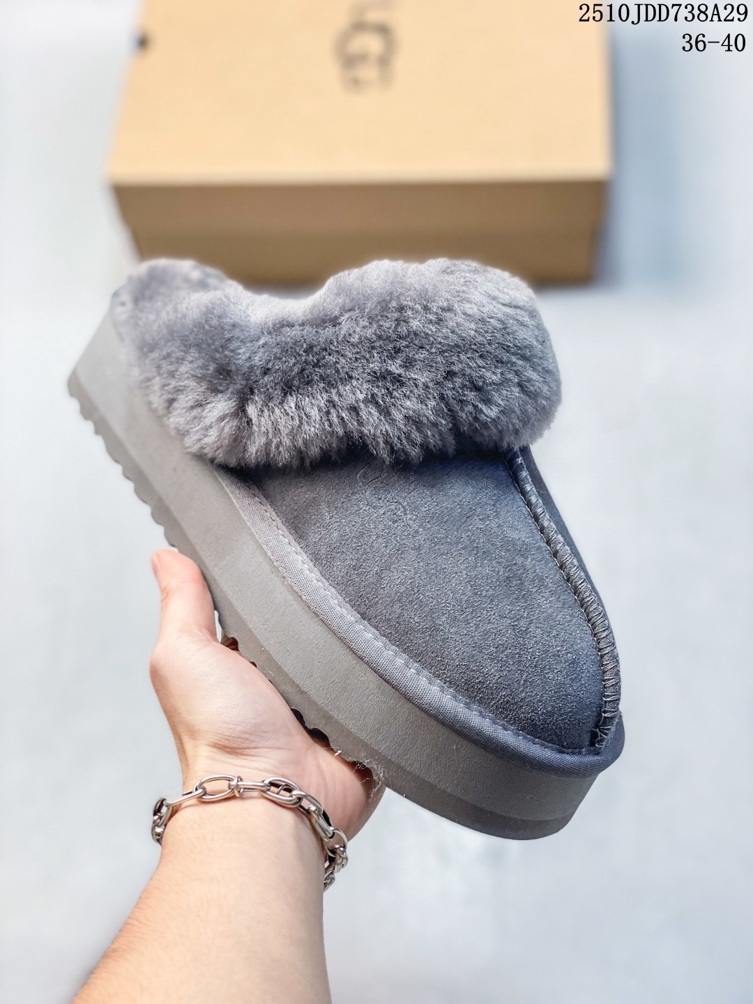 UGG 雪地靴 俏皮可爱的百变造型, 美国轻奢品牌🐑UGG 平底系列冬季羊毛一体雪地休闲保暖毛毛家居包头棉鞋.官方同步包装 检验标 材料采用原厂防污防水皮料 防滑耐磨轻翼大底 潮流百搭 英伦风 舒适拖鞋 秋冬休闲厚底 保暖性能十足 严寒季节保暖神器. 10JDD738A29