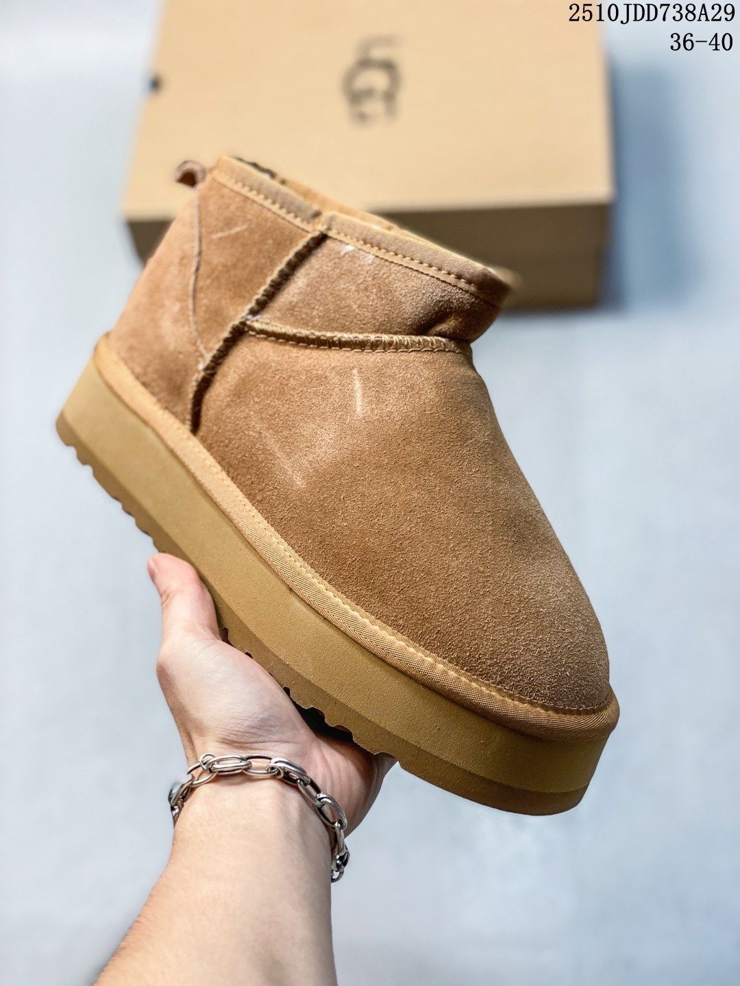 UGG 雪地靴 俏皮可爱的百变造型, 美国轻奢品牌🐑UGG 平底系列冬季羊毛一体雪地休闲保暖毛毛家居包头棉鞋.官方同步包装 检验标 材料采用原厂防污防水皮料 防滑耐磨轻翼大底 潮流百搭 英伦风 舒适拖鞋 秋冬休闲厚底 保暖性能十足 严寒季节保暖神器. 10JDD738A29