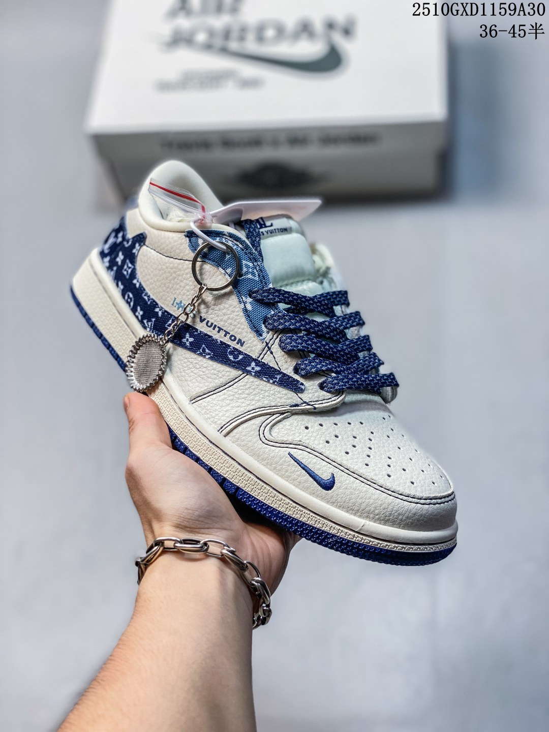 海外爆款限量发售!高端定制 Travis Scott x Fragment Design x Jordan Air Jordan 1 Low OG SP “路易威登联名 水洗牛仔蓝印花” 高端定制 倒钩三方联名低帮篮球鞋 #定制鞋盒 大厂纯原品质出货 超高清洁度 皮料切割干净无任何毛边 细节完美 货号:XD1979-002 GXD1159A30