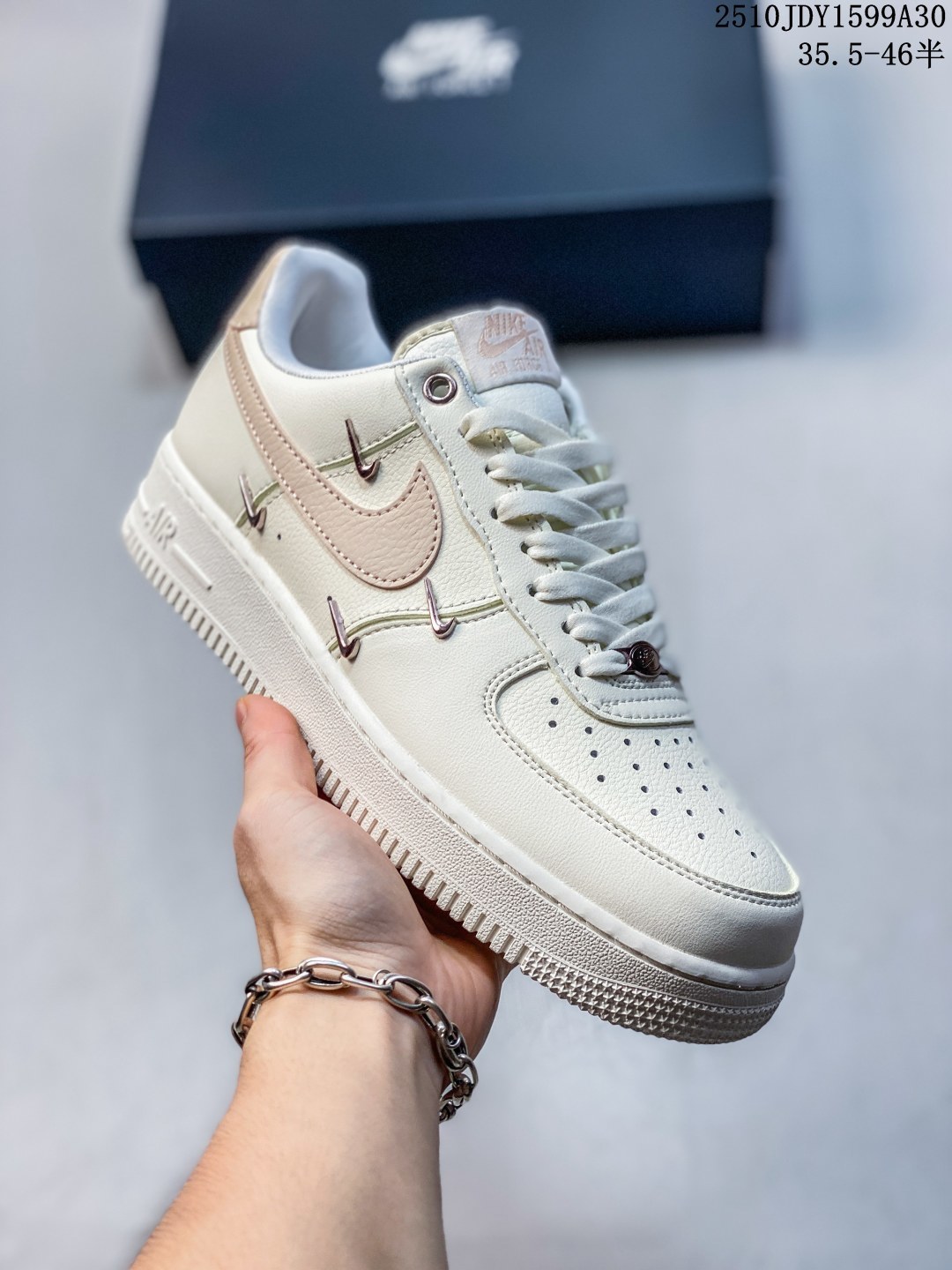 Nike Air Force 1‘07 Low 联名 玫瑰小金勾 空军一号低帮休闲板鞋 #经典无需质疑 街头极高的出镜率已经说明了它的魅力 而鞋侧排序整齐的四个小银勾在经典的基础上突出新奇个性 潮人们演绎的各式帅气穿搭 也为这款复古鞋款注入更多的生鲜活力. 货号:FV8110-181 JDY1599A30