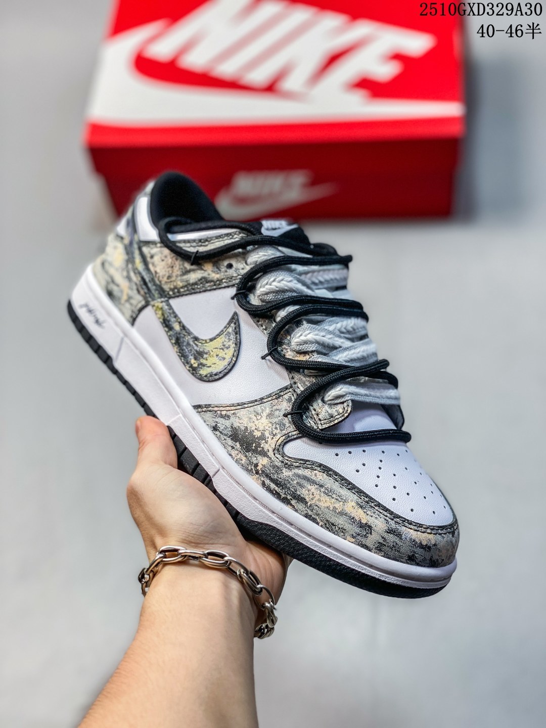 纯原 Nike Dunk Low 凝灰纪元 灰色 鞋身以纯白为画布,如初雪覆盖的旷野,而迷彩般的灰纹肆意蔓延,赋予鞋面立体触感与地质张力.侧身Swoosh以哑光灰低调勾勒,恰如暗藏于纪元深处的符号印记.灰度并非单调,而是层次的艺术:当岩石的肌理落入初雪之境,从浅灰的朦胧到深灰的锐利,以灰度美学重新定义你的穿搭法则. 货号: HF5441-105 GXD329A30