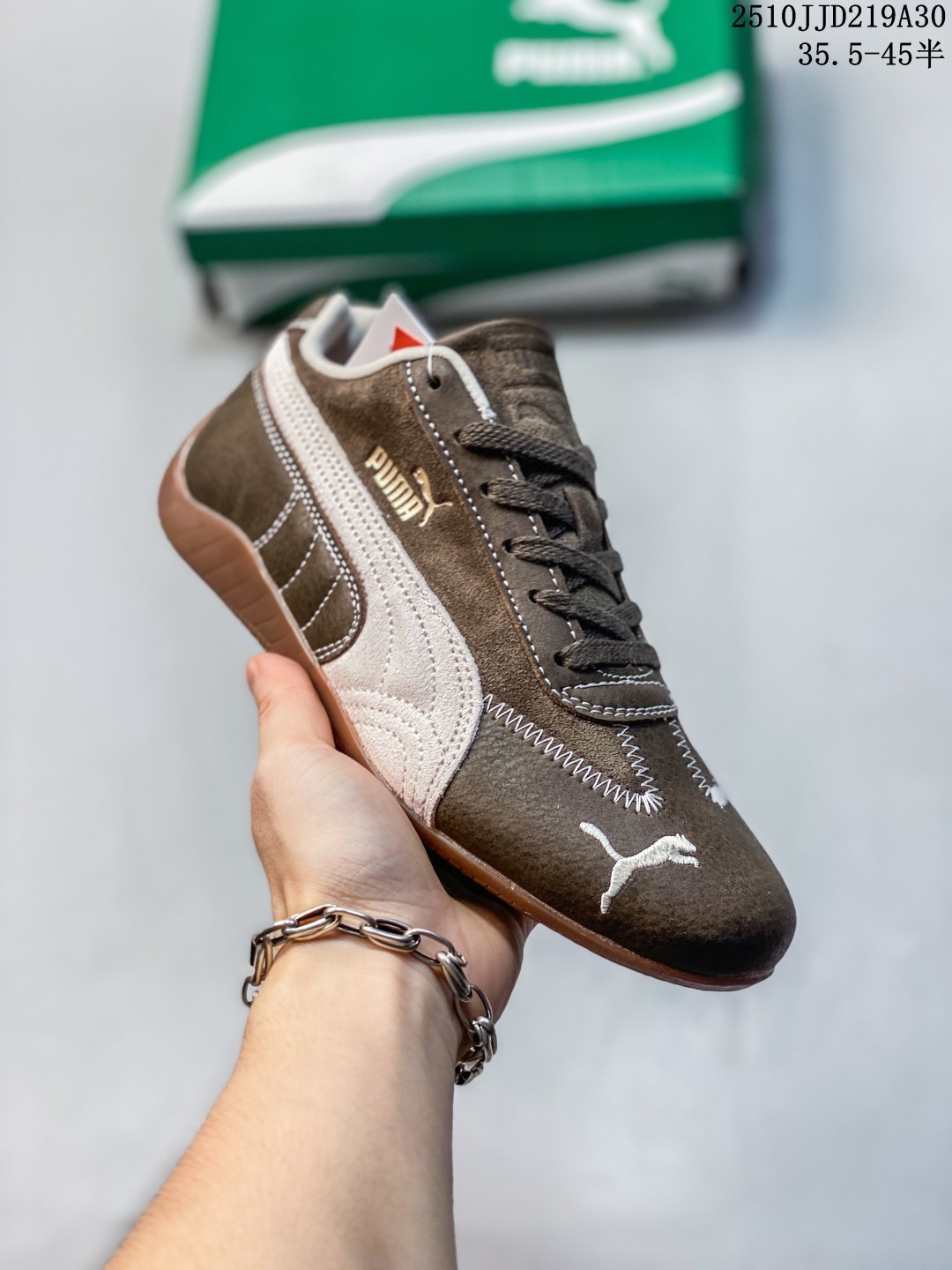💰110
【公司级】PUMA Speedca OG 彪马极速赛车系列低帮德训风拼接复古百搭休闲运动赛车鞋 鞋款从80、90年代赛车手所穿的防火赛车鞋为原型，鞋身线条模仿了赛车的流线廓形，体现了空气动力学原理的结构。简约流畅的外观，恰好又和贯穿其中的Formstrip Logo融合恰到好处，视觉上细节丰富且协调。本次Speedcat OG鞋款归来，最大看点自然式保留了窄版鞋型以及薄底构造。这两年各品牌鞋底越做越厚，Speedcat反其道而行之，上脚几乎无鞋底的效果带来耳目一新的视觉体验。鞋面依旧是以质感透气柔软皮革材质打造，并且大面积近乎全包裹的使用，复古味道也愈发浓烈。配色上更是将最原始的黑色和红色带回，向F1赛车队的标志性队服致敬。相信让各位一眼种草的更多是出挑的大红色，上脚即可瞬间点亮整体造型，在以球鞋为核心的OOTD中脱颖而出。而另一款黑色则是低调的万金油，彰显新潮个性的同时又不喧宾夺主，也是热爱简约系穿搭朋友的首选。 


尺码：35.5-45含半码