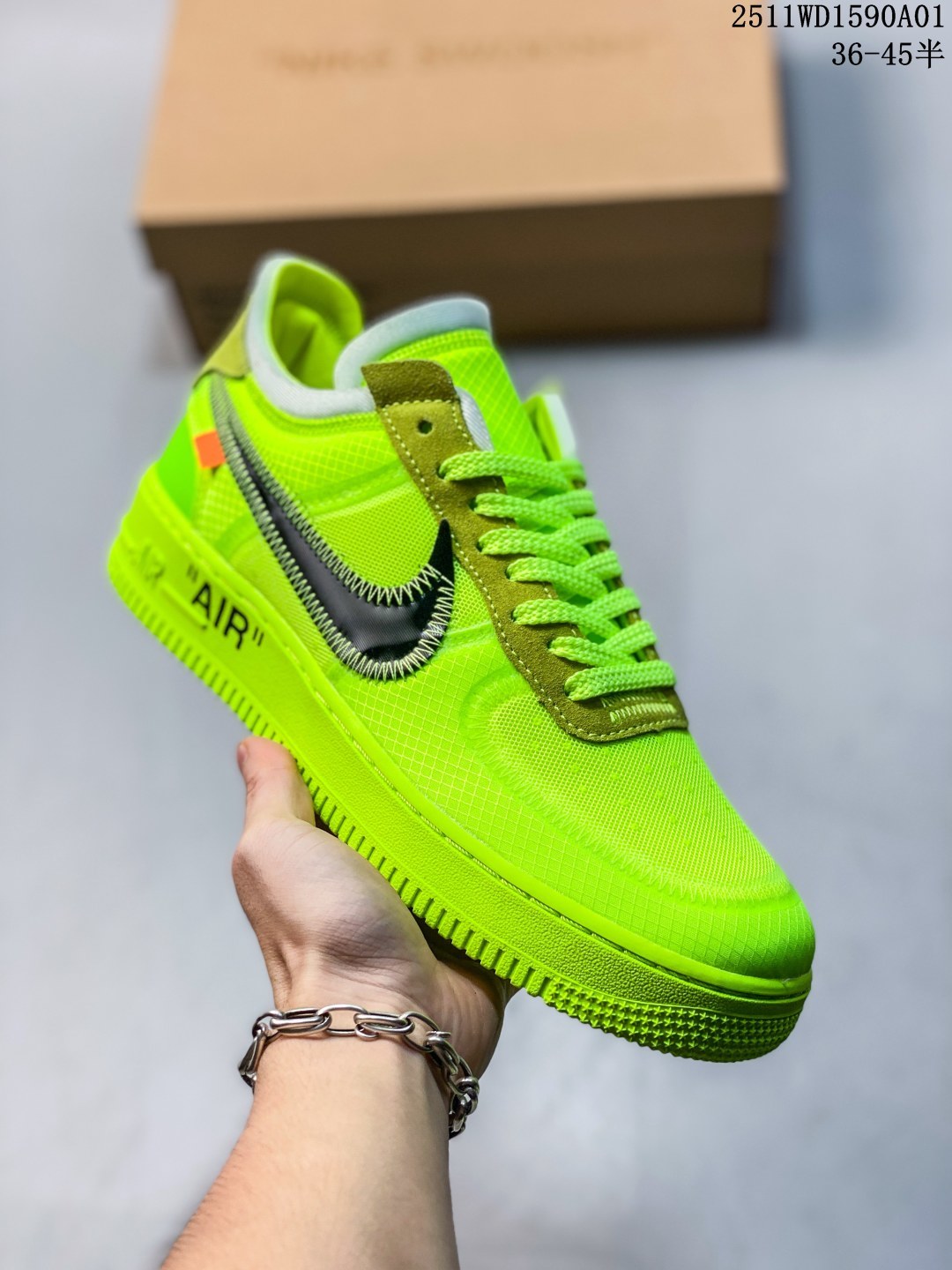特价💰110
夺人眼球Off-White x Nike Air Force 1 Low "Volt" 2.0空军一号经典百搭低帮休闲运动板鞋“OW荧光绿黑”Off-White™与 NikeLab 最新打造的 Air Force 1 Low 全新配色「Volt」，Air Force 1 Low 的鞋身与中底将被换上夺目的荧光绿色调，以签名式的橘红色 “Zip-Tie” 和 “AIR” 字样点缀 
货号：AO4606-700
Size：36 36.5 37.5 38 38.5 39 40 40.5 41 42 42.5 43 44 44.5 45
11WD1590A01