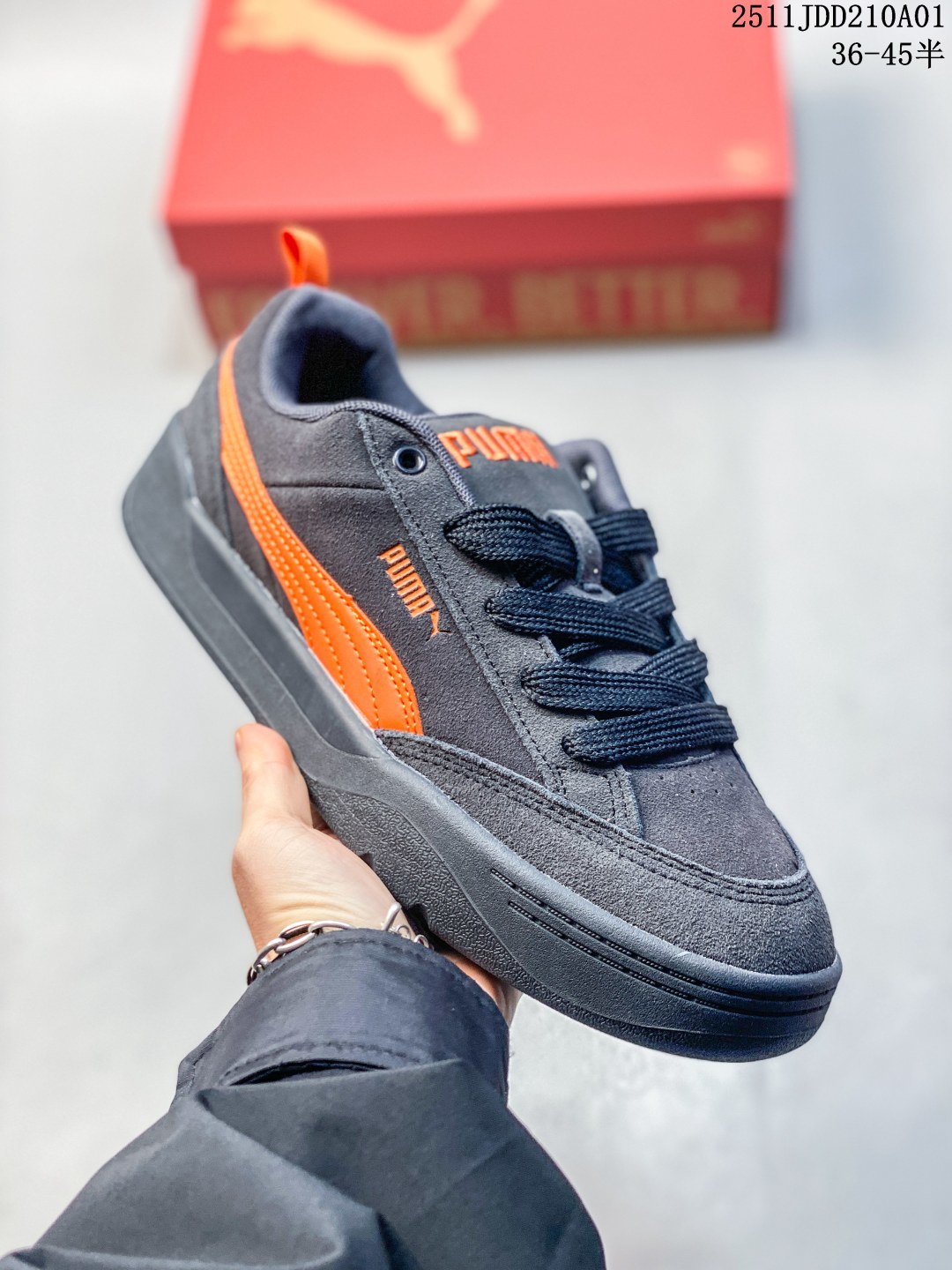 【公司级】PUMA/彪马 男女运动板鞋,原楦原纸版开发版型,采用环保纤维革组合翻毛皮饰片鞋面材质,外置耐磨橡胶大底❗️蕾哈娜同系面包鞋太好看了!彪马Puma Park Lifestyle OG Sneaker 公园生活方式系列低帮复古面包风百搭休闲运动板鞋. 类型:男女鞋 含半码 11JJD210A01