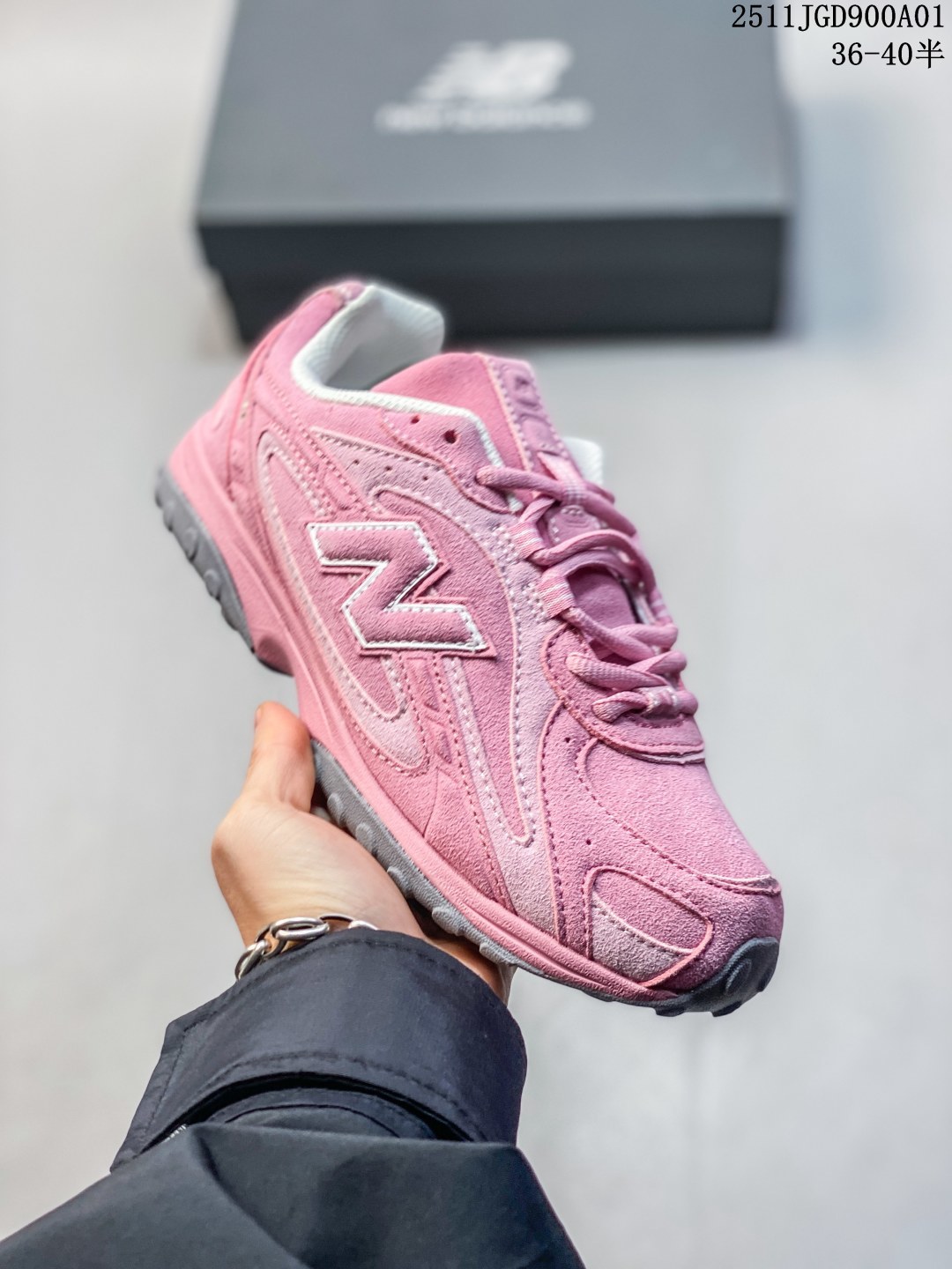 【新品🔥公司级】新百伦 2025年新款 New Balance 204L 2025年夏季登场:复古薄底鞋重塑都市运动美学时尚运动跑步鞋,以复古薄底设计与室内足球鞋灵感,打造兼具轻量化通勤与潮流穿搭的多功能鞋款.采用麂皮与网眼拼接鞋面,搭配大地色系或静奢浅褐配色,呈现复古与现代的平衡.薄底优化:中底采用超薄EVA缓震,结合颗粒状外底纹路,确保贴地感与灵活性,同时视觉上拉长腿部线条.细节升级:鞋侧反光大“N”字Logo与204L后跟标识增强辨识度,部分版本融入KITH联名银灰网眼材质,提升层次感. 含半码 11JGD900A-01