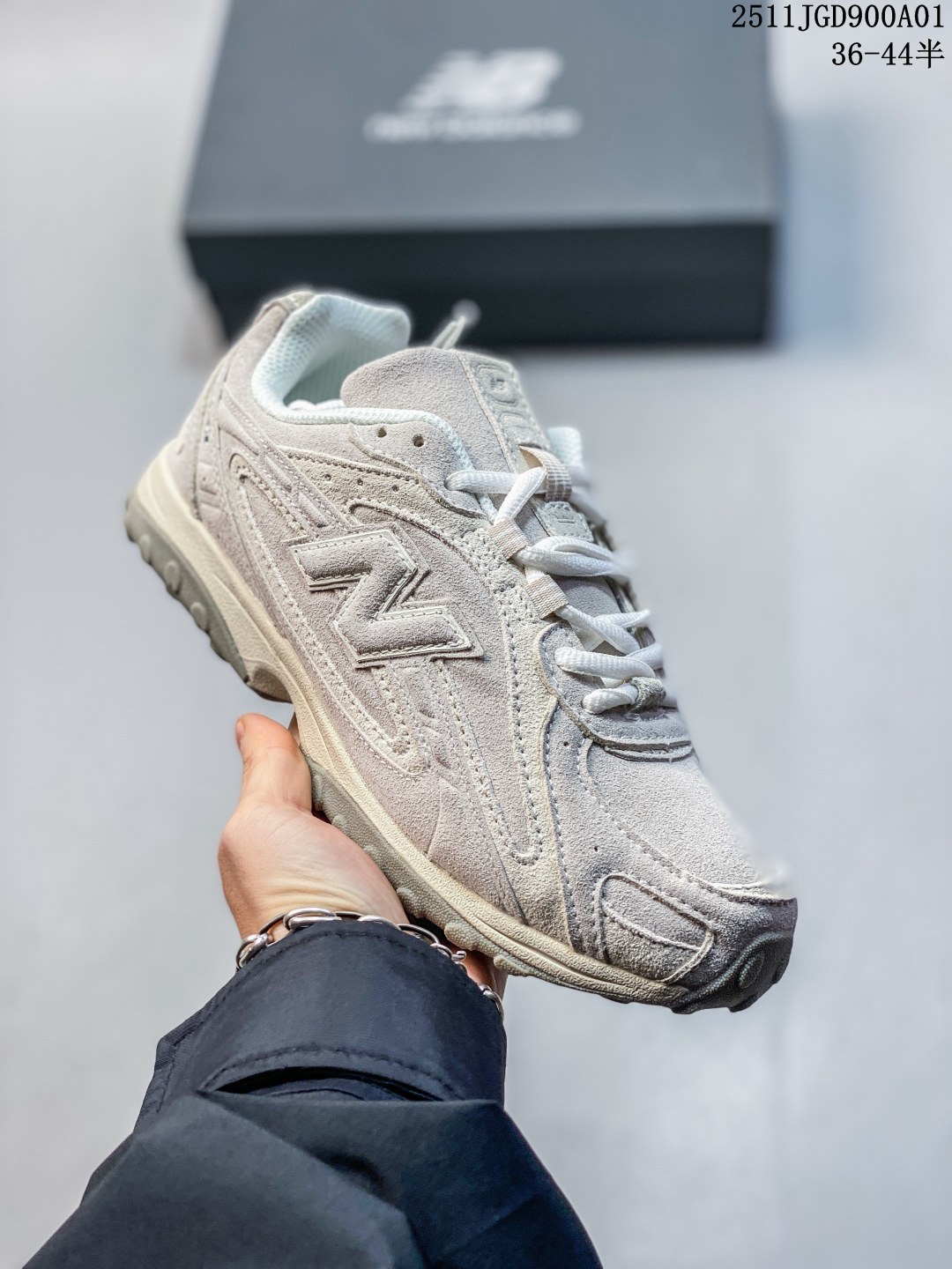 【新品🔥公司级】新百伦 2025年新款 New Balance 204L 2025年夏季登场:复古薄底鞋重塑都市运动美学时尚运动跑步鞋,以复古薄底设计与室内足球鞋灵感,打造兼具轻量化通勤与潮流穿搭的多功能鞋款.采用麂皮与网眼拼接鞋面,搭配大地色系或静奢浅褐配色,呈现复古与现代的平衡.薄底优化:中底采用超薄EVA缓震,结合颗粒状外底纹路,确保贴地感与灵活性,同时视觉上拉长腿部线条.细节升级:鞋侧反光大“N”字Logo与204L后跟标识增强辨识度,部分版本融入KITH联名银灰网眼材质,提升层次感. 含半码 11JGD900A-01