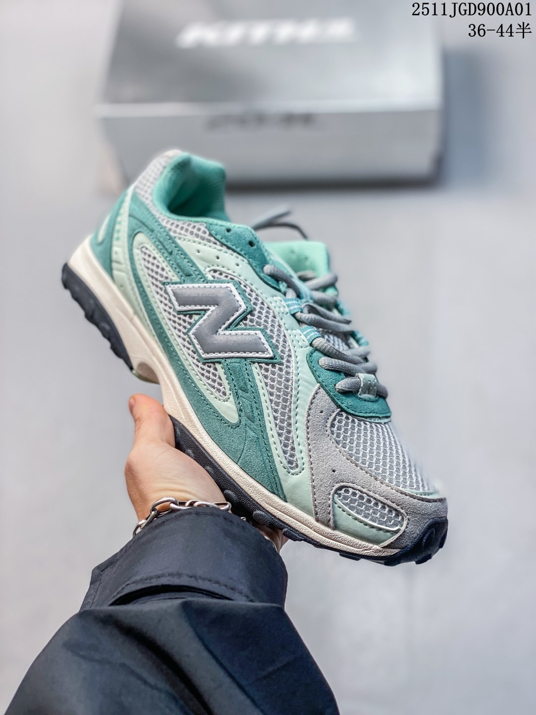 【新品🔥公司级】新百伦 2025年新款 New Balance 204L 2025年夏季登场:复古薄底鞋重塑都市运动美学时尚运动跑步鞋,以复古薄底设计与室内足球鞋灵感,打造兼具轻量化通勤与潮流穿搭的多功能鞋款.采用麂皮与网眼拼接鞋面,搭配大地色系或静奢浅褐配色,呈现复古与现代的平衡.薄底优化:中底采用超薄EVA缓震,结合颗粒状外底纹路,确保贴地感与灵活性,同时视觉上拉长腿部线条.细节升级:鞋侧反光大“N”字Logo与204L后跟标识增强辨识度,部分版本融入KITH联名银灰网眼材质,提升层次感. 含半码 11JGD900A-01