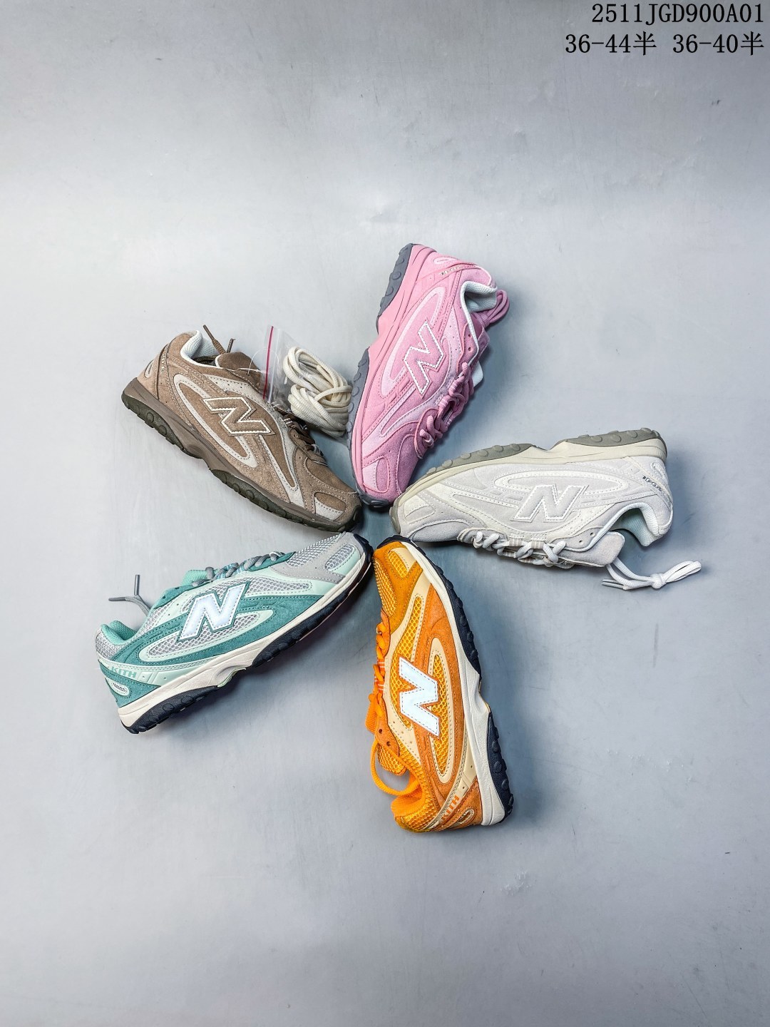 【新品🔥公司级】新百伦 2025年新款 New Balance 204L 2025年夏季登场:复古薄底鞋重塑都市运动美学时尚运动跑步鞋,以复古薄底设计与室内足球鞋灵感,打造兼具轻量化通勤与潮流穿搭的多功能鞋款.采用麂皮与网眼拼接鞋面,搭配大地色系或静奢浅褐配色,呈现复古与现代的平衡.薄底优化:中底采用超薄EVA缓震,结合颗粒状外底纹路,确保贴地感与灵活性,同时视觉上拉长腿部线条.细节升级:鞋侧反光大“N”字Logo与204L后跟标识增强辨识度,部分版本融入KITH联名银灰网眼材质,提升层次感. 含半码 11JGD900A-01