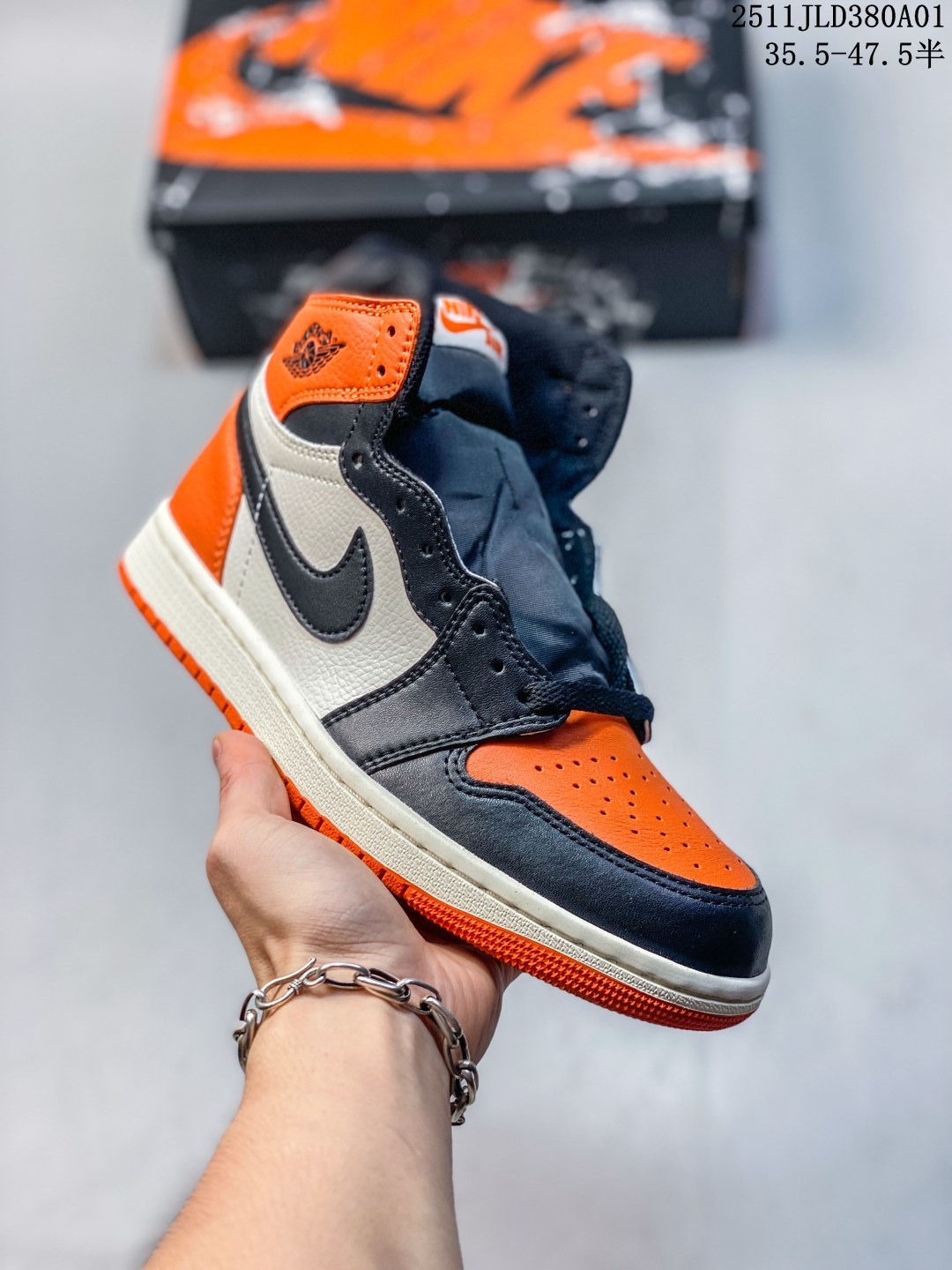 高品质 Air Jordan 1 High OG "Lost & Found" 高帮 做旧芝加哥 AJ1 乔丹1代 aj1 乔1 高邦 做旧氧化 乔丹篮球鞋系列 鞋款采用白色皮质面料打造鞋面,搭配红色框架点缀,构成经典的芝加哥配色.鞋侧的Swoosh采用黑色呈现,搭配黑色鞋帮飞翼Logo与纯白鞋舌.鞋款鞋帮位置以及鞋面,均采用爆裂纹设计,但整体而言并不突兀,还是值得期待的,鞋底部分,纯白中底搭配红色大底. 11JLD380A01