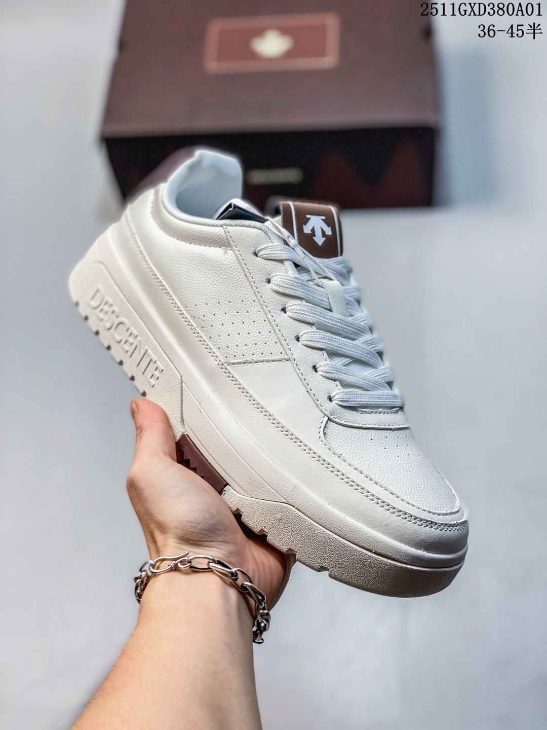 💰300。纯原 迪桑特DESCENTE Dualis DE Board运动舒适 低帮 生活休闲鞋 男款 巧克力色 DESCENTE(迪桑特)创立于1935年,品牌名取自法语词汇,意为“滑降”。品牌箭头标识代表滑雪的三种技术“高速直线滑行”、“穿越”和“侧滑”,也寓意品牌在打造高端专业运动产品中不断追求完美的创新精神,致力于成为中国高端专业滑雪、综训、女子、铁人三项、高尔夫的第一品牌。实拍调校N版已经零色差零失真 百分百还原实物色彩所见即所得 不存在货不对板色差等低级问题 选购参考实物拍摄 不混卖不参货 只用心做好货严格选品 承诺混一赔十 SIZE:36 36.5 37.5 38 38.5 39 40 40.5 41 42 42.5 43 44 44.5 45 11GXD380A01