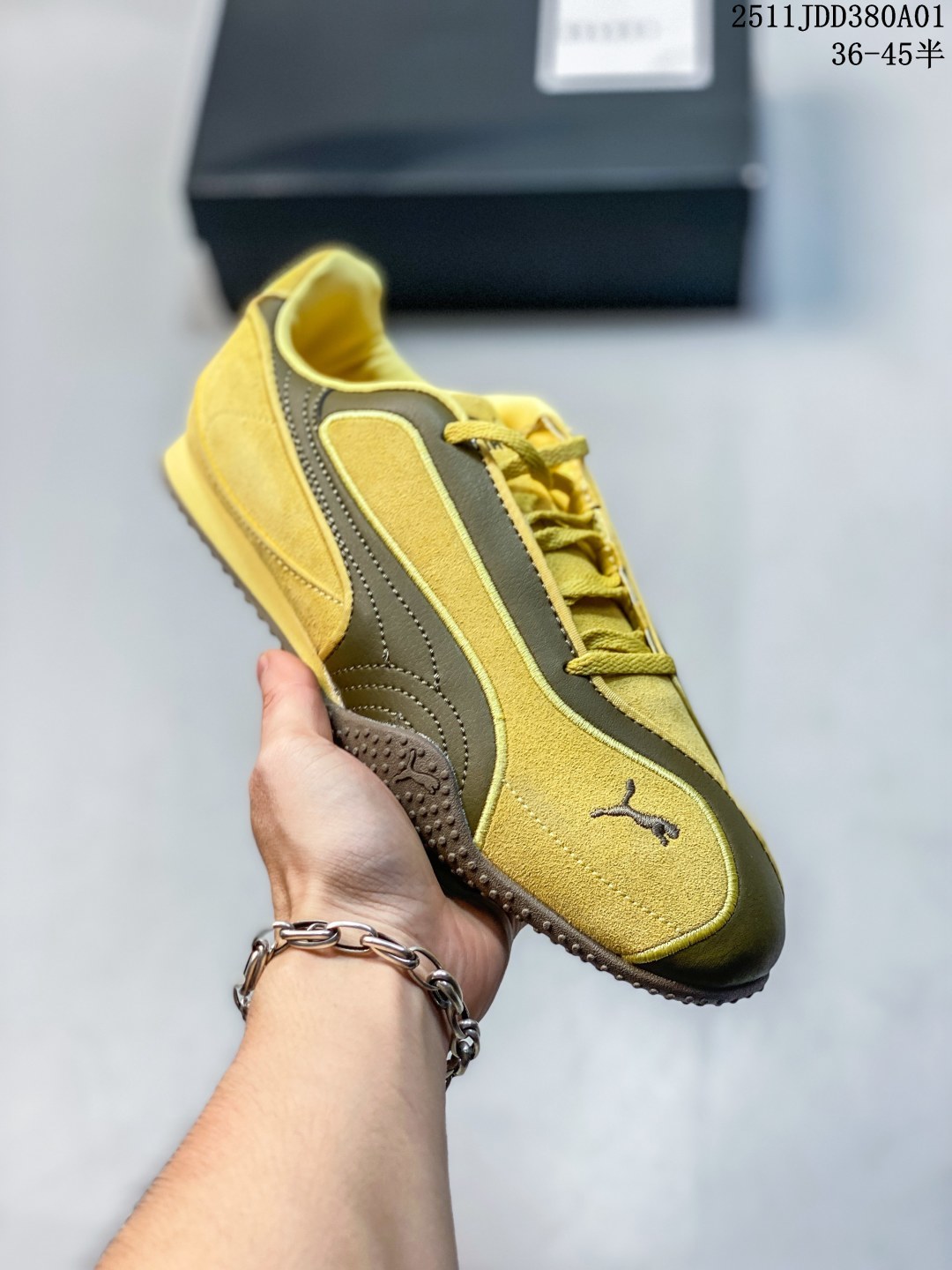 公司级 【新品🔥】PUMA彪马 BELLA V2 LEATHER 中国限定时尚百搭 舒适 德训 薄底鞋 耐磨 低帮 生活休闲鞋 新款情侣复古运动鞋男女子德训鞋休闲鞋不对称流动线条感时髦又特别!鞋面用的皮质➕缎面组合,材质质感nice,鞋面更容易打理👍🏻高级感和脚感都拿捏住了!光脚穿也蛮舒服滴👀软到可以对折的程度,出游通勤不累🦶双色拼接,整个鞋型又瘦长又具备未来感,夏天我喜欢搭配一些运动辣妹风小短裙 尊嘟好看!夏天就要穿薄底鞋啊 @得物er-V3F1T4Y9 #薄底鞋统治夏天 #puma薄底新势力 #Bellav2 #flowfit #夏日穿搭 含半码 11JDD380A01
