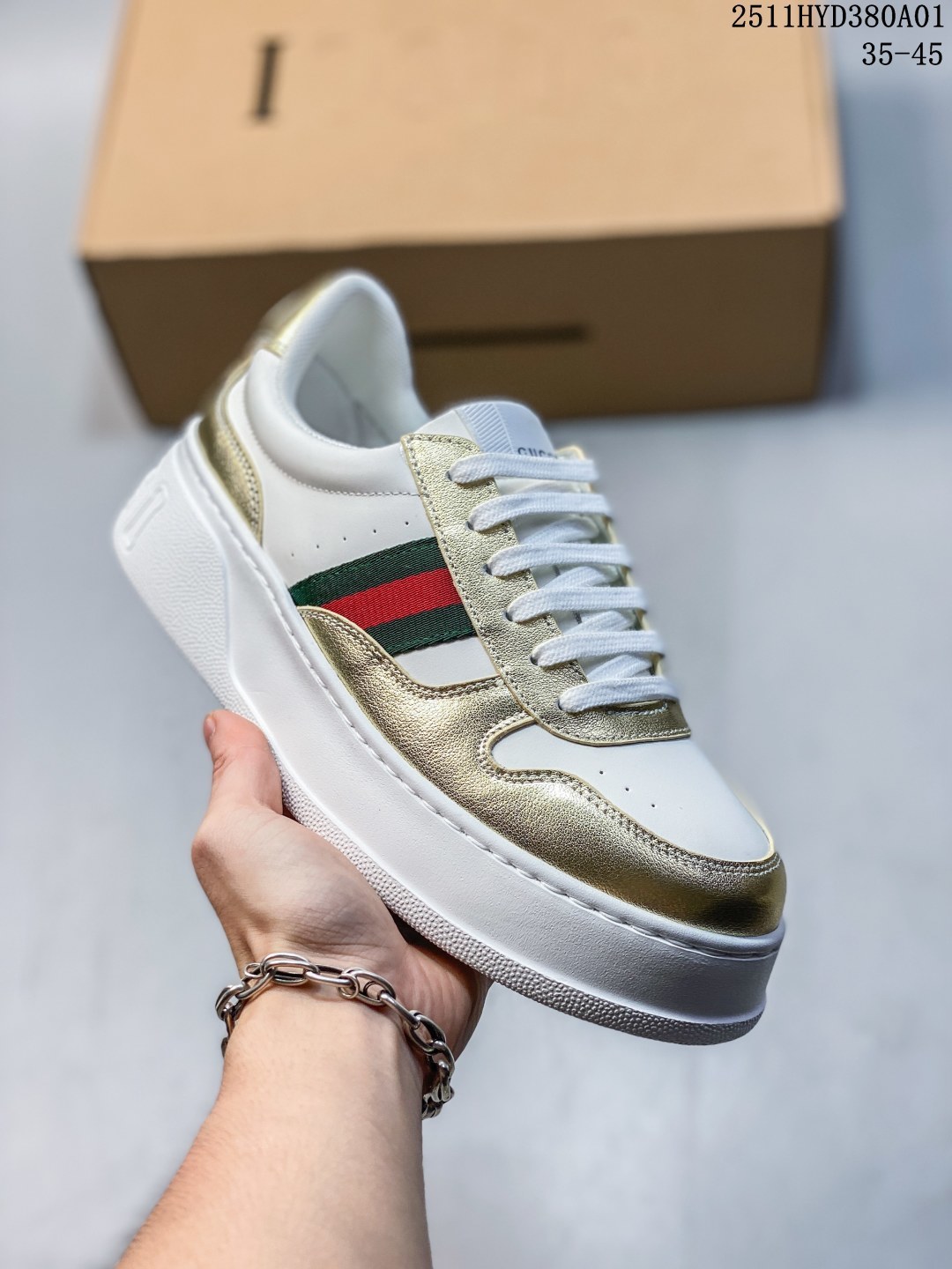 💰450。纯原
Gucci专柜最新情侣款厚底饼干鞋‼️
 👑代购级别 GG最新IP轻质厚底饼干鞋上脚秒内增高4CM！！ 🌷简约 好搭且复古韵味十足～鞋舌最新防伪布标。且带电子芯片防伪。GG 26早春new专柜最新情侣款厚底小白鞋‼️ 👑！ 🌷 鞋面采用进口环保水染小牛皮！+成型乳胶鞋垫。原版IP轻质大底，一体射出成型超舒服有弹力，不要拿市面上普通TR大底来比价格，比舒适度。 全套包装。
11HYD380A01