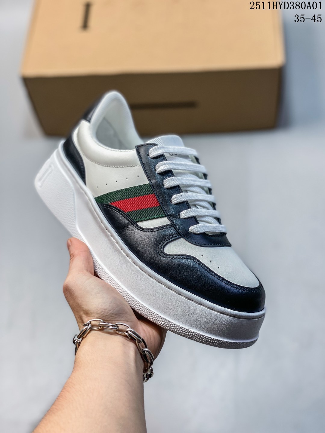 💰450。纯原
Gucci专柜最新情侣款厚底饼干鞋‼️
 👑代购级别 GG最新IP轻质厚底饼干鞋上脚秒内增高4CM！！ 🌷简约 好搭且复古韵味十足～鞋舌最新防伪布标。且带电子芯片防伪。GG 26早春new专柜最新情侣款厚底小白鞋‼️ 👑！ 🌷 鞋面采用进口环保水染小牛皮！+成型乳胶鞋垫。原版IP轻质大底，一体射出成型超舒服有弹力，不要拿市面上普通TR大底来比价格，比舒适度。 全套包装。
11HYD380A01